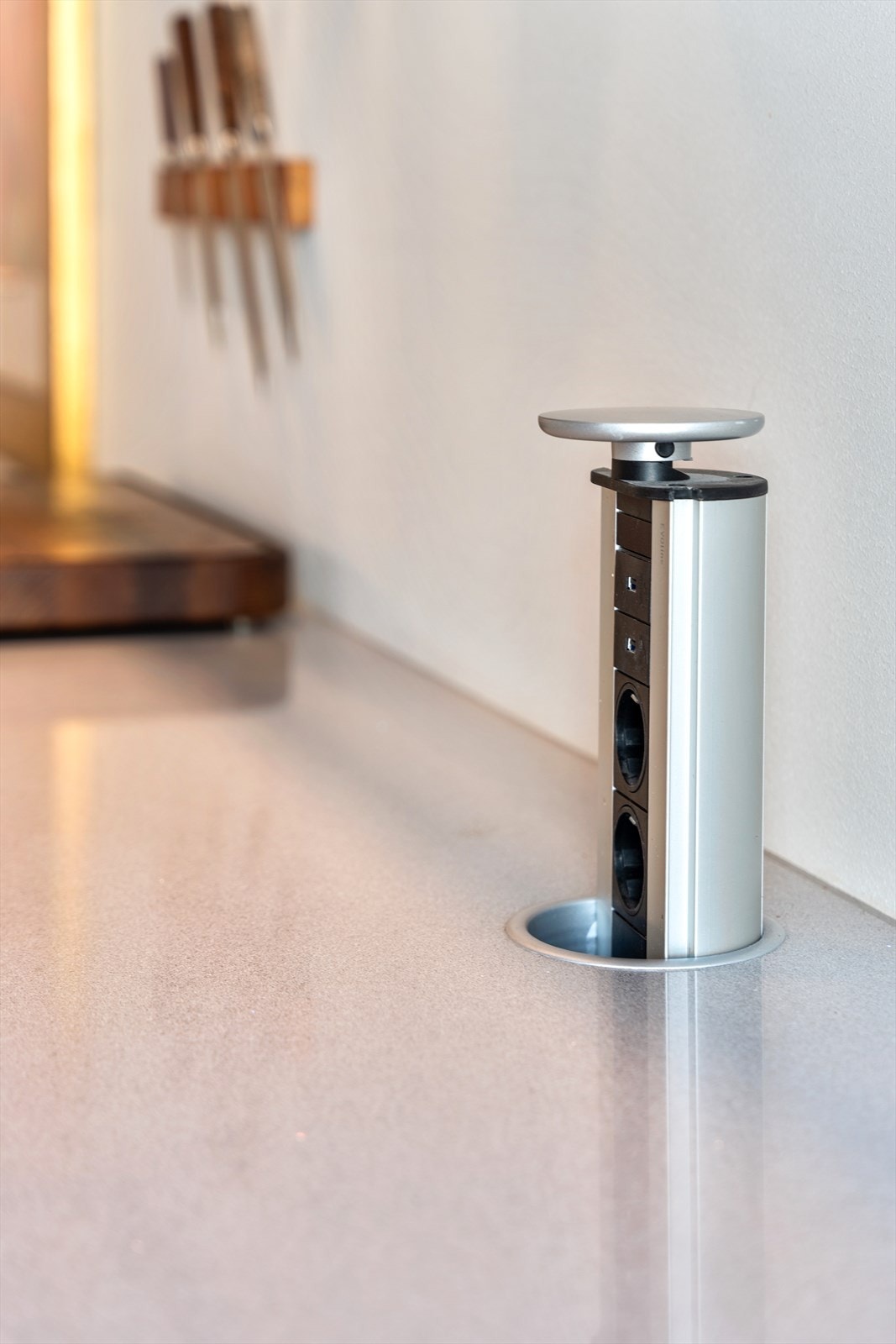 I benkeplaten er det praktisk nedfellbar pop up stikkontakt - perfekt til baking eller matlaging. Galleribilde