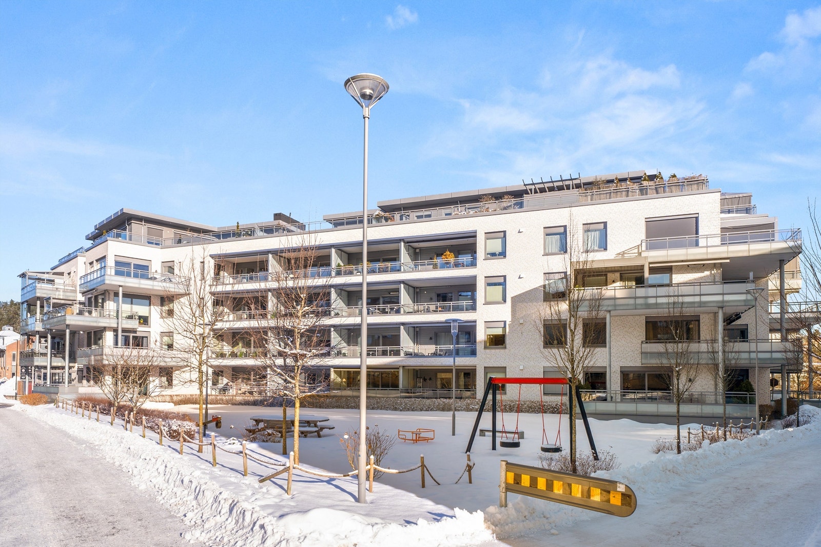 Trivelige og pent opparbeidete fellesarealer med sittegrupper, gressplen, lekeapparater, m.m. Galleribilde