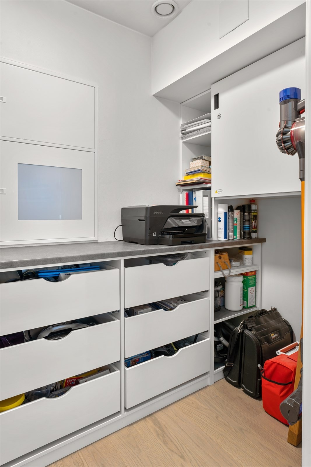 Eier har montert plassbygget hylleløsninger. (vegghengt støvsuger medfølger ikke.) Galleribilde