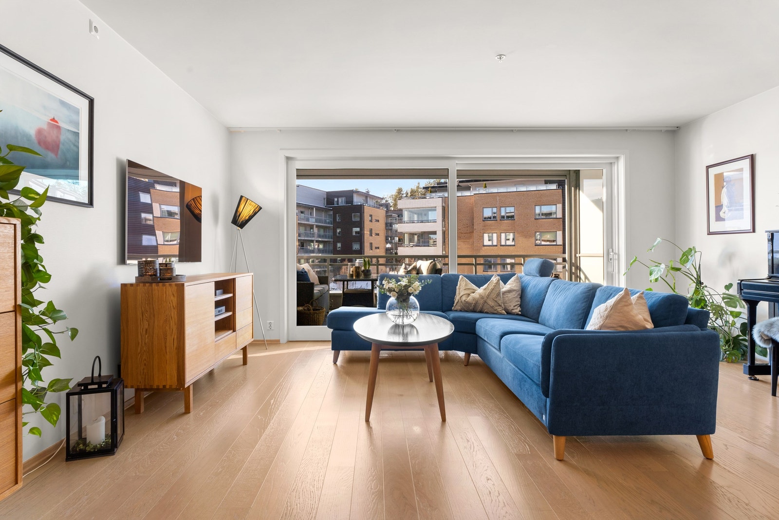 Stuen er romslig og har gode møbleingsmuligheter - Vannbåren varme i gulv og gjennomgående 1-stavs parkettgulv i boligen. Galleribilde