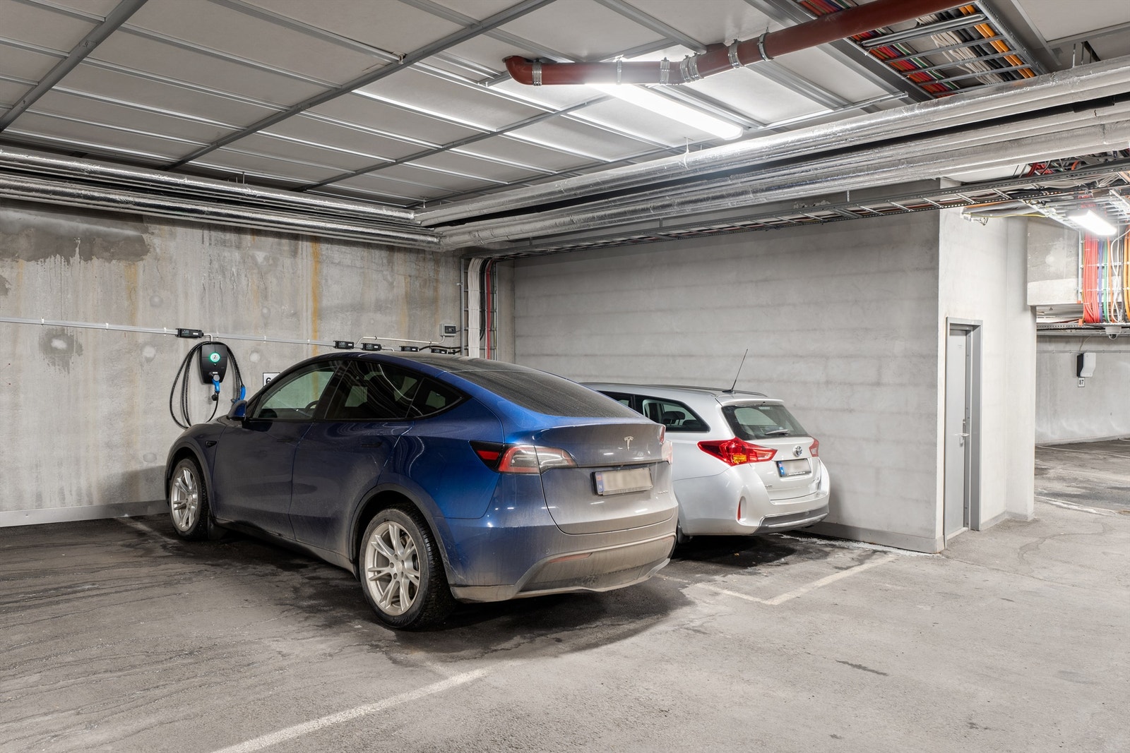 Heis fra leilighetsplan til garasje - montert el-billader fra Zaptec, avregning av strømforbruk avtales med leverandør av el-billader. Galleribilde