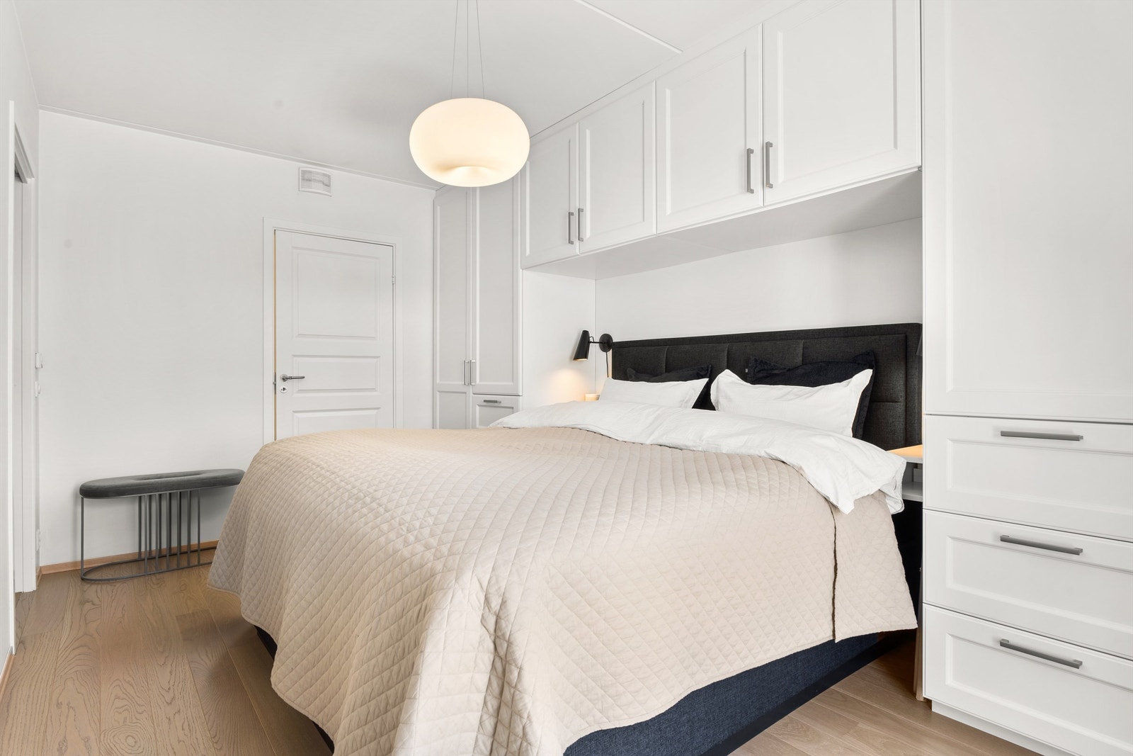 I tilknytning til hovedsoverom er det innvendig bod med gode lagringsmuligheter. Galleribilde