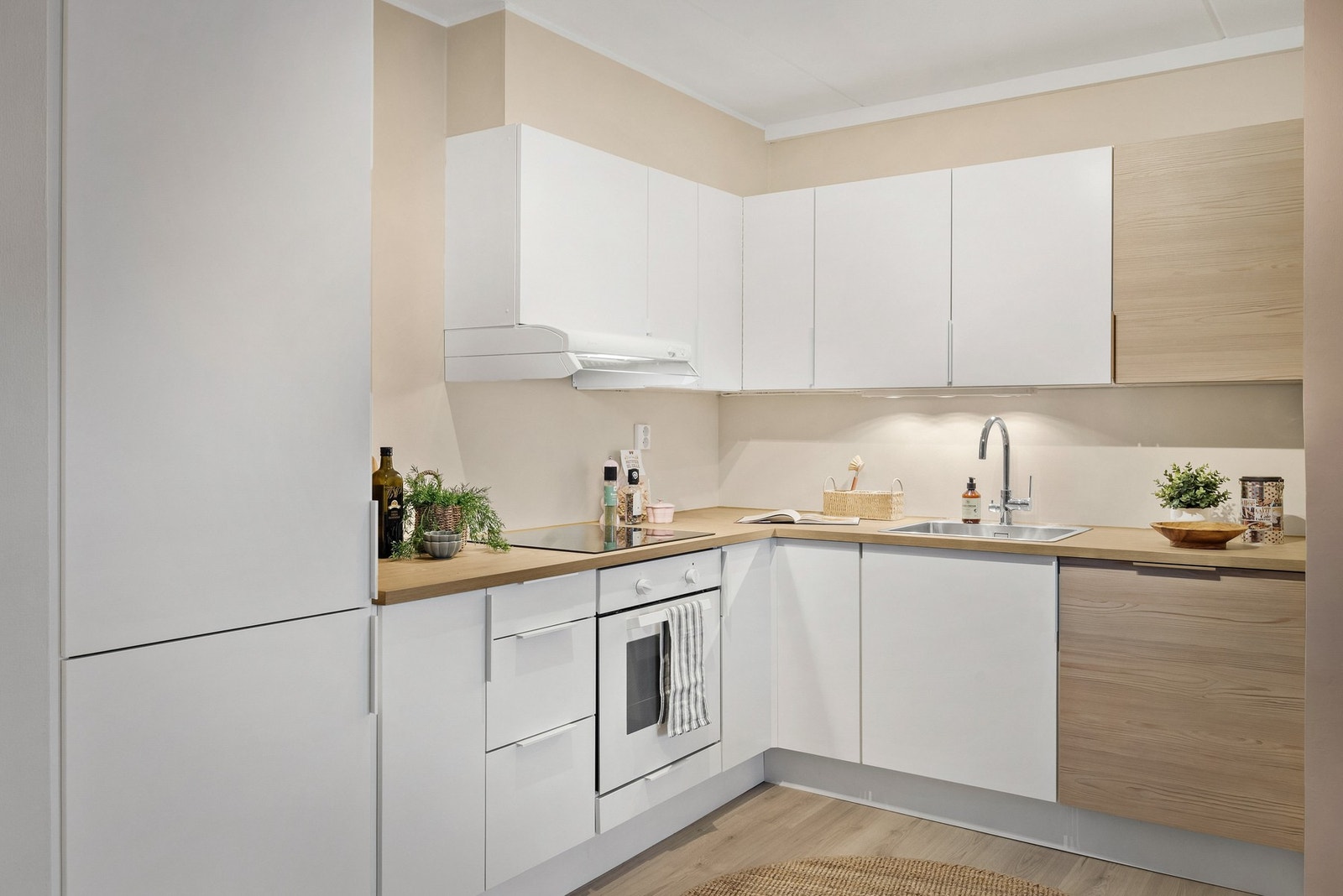 Smakfulle fargevalg. Det er utforet over overskap for et helhetlig inntrykk. Takhøyde ca. 2,43 m i leiligheten. Galleribilde