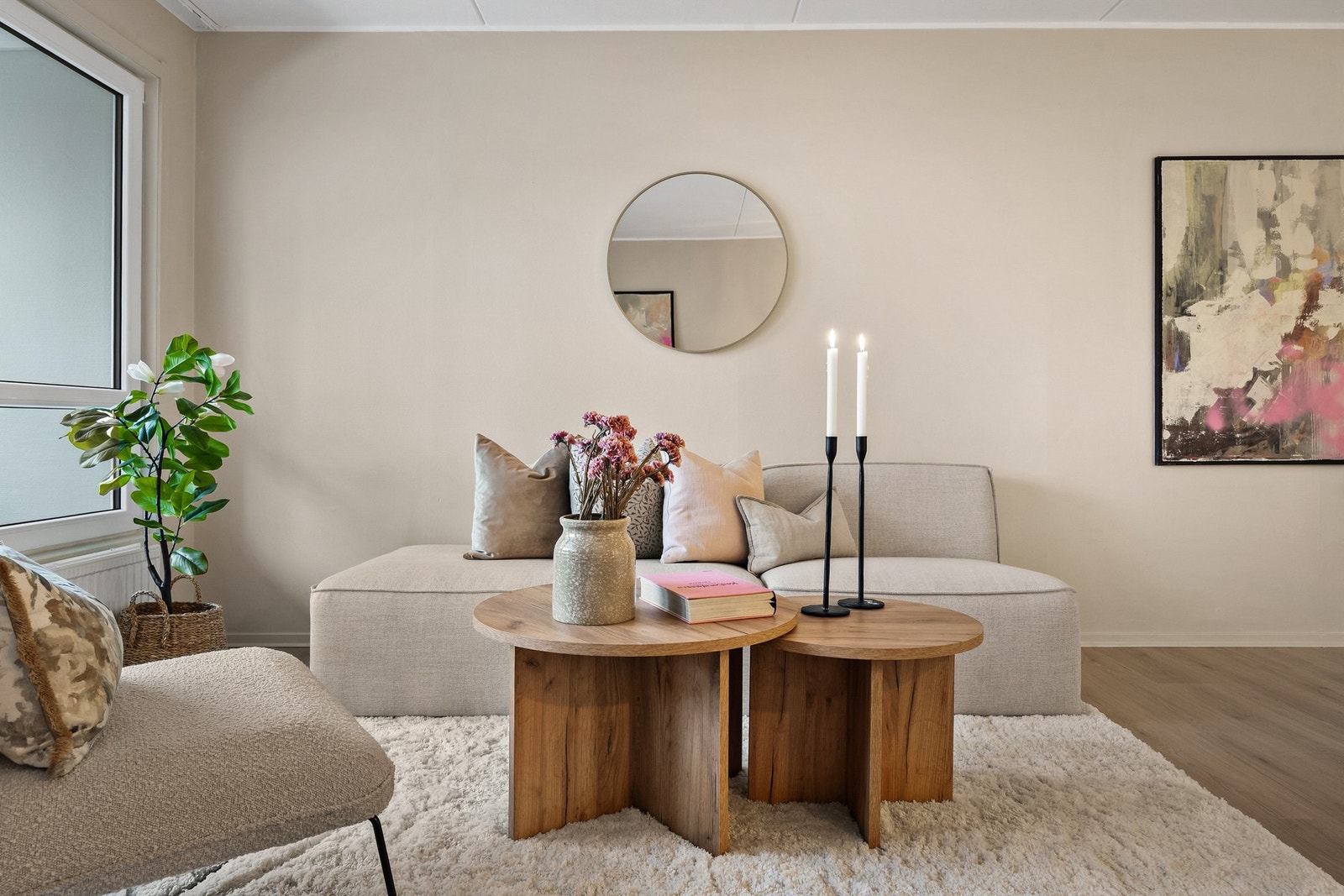 Store vindusflater gir godt lysinnslipp. Veggene har malte flater og det er lagt laminat på gulv. Galleribilde