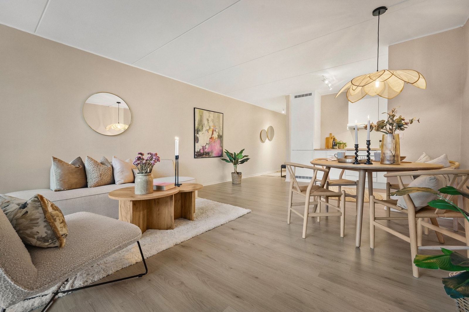 Stuen oppleves som romslig og har god atmosfære. Tidsriktige fargevalg er gjennomgående for leiligheten. Galleribilde