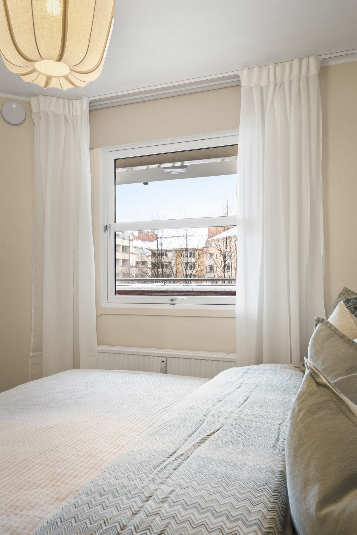 Soverommet vender bakgård og svalgang. Plass til garderobe og øvrig møblement. Galleribilde