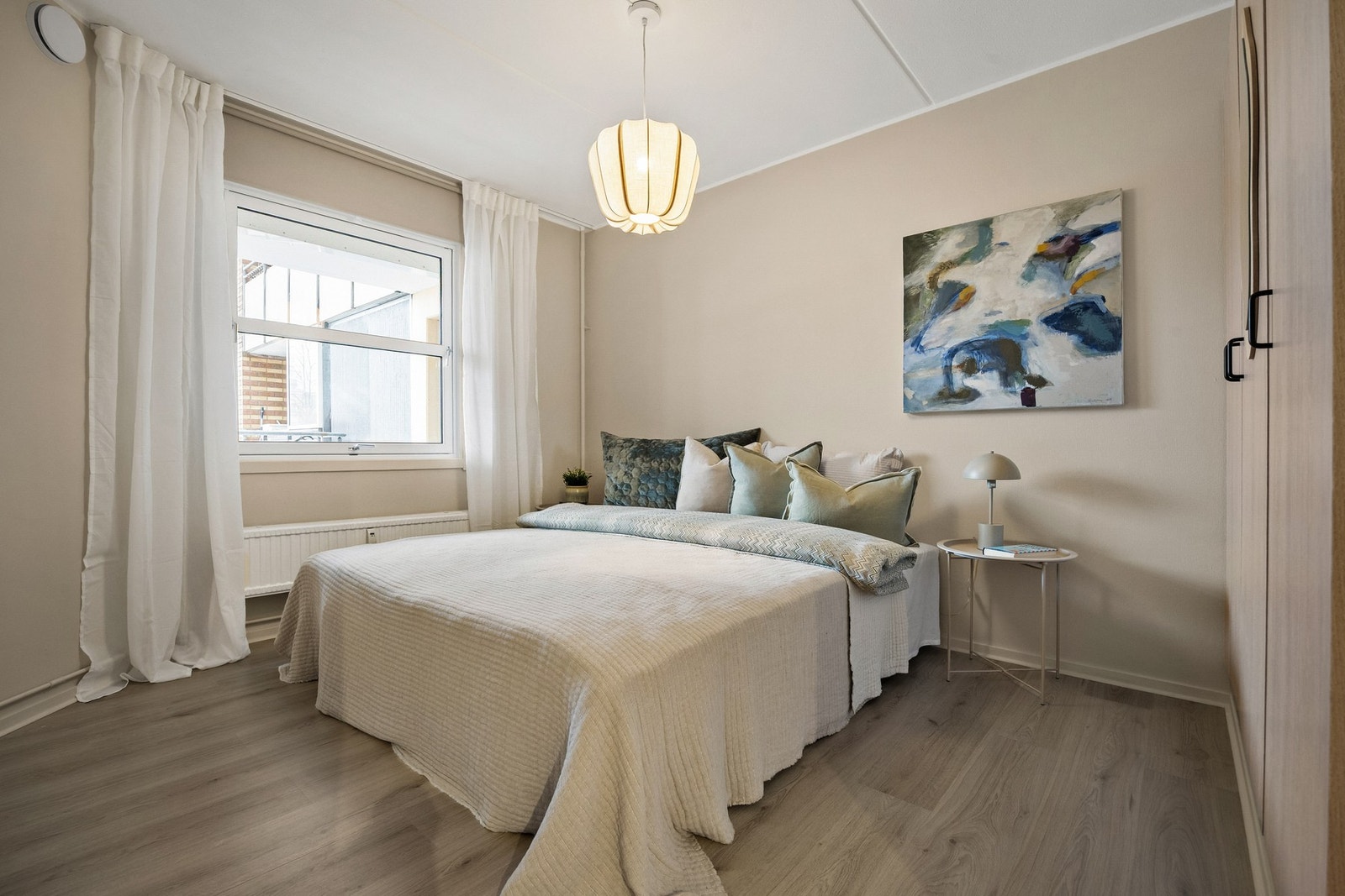 Soverommet er romslig, svalt og oppusset i en smakfull palett. Galleribilde