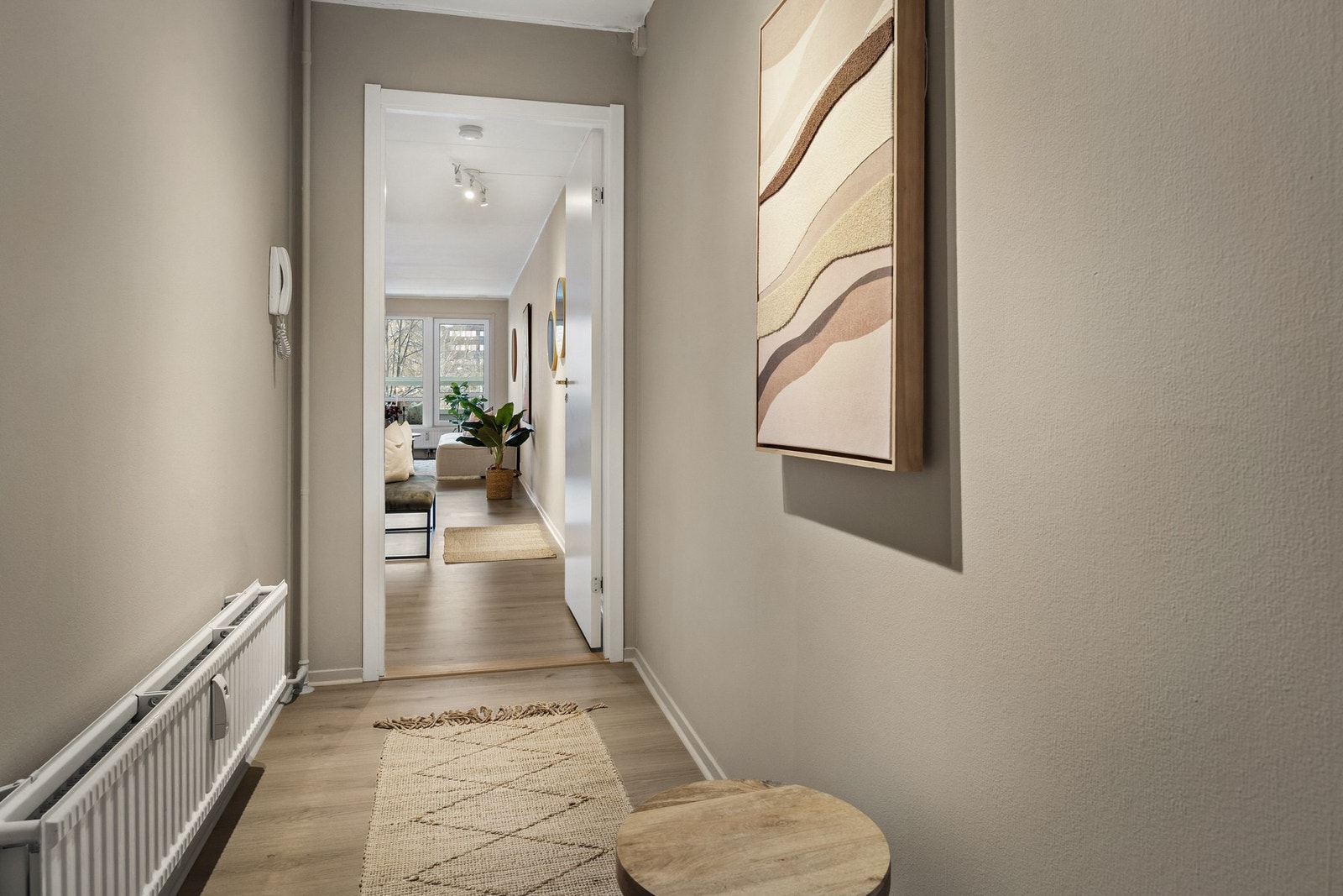 Selger har hatt lave strømkostnader (ca. 3200 kr for 2025) og oppvarming via radiator dekkes av akonto beløp fellekostnadene. Galleribilde