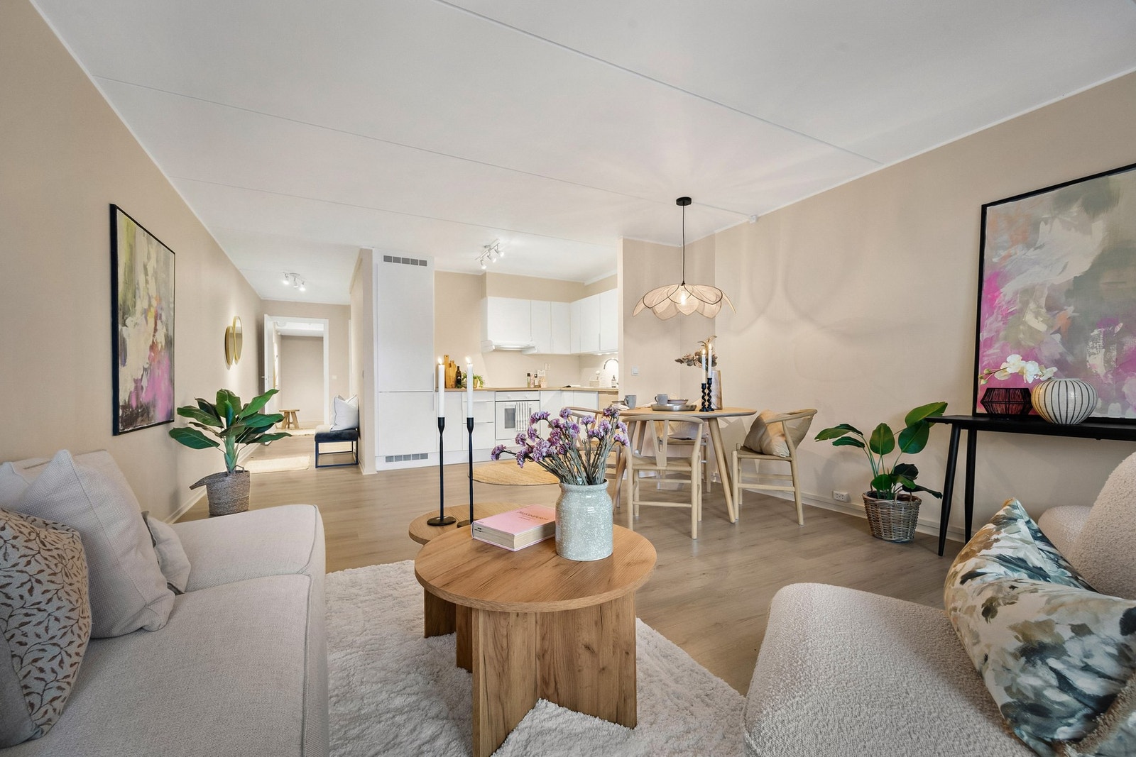 Lettmøblert og koselig stue. Malt og oppusset i løpet av høsten 2025 Galleribilde