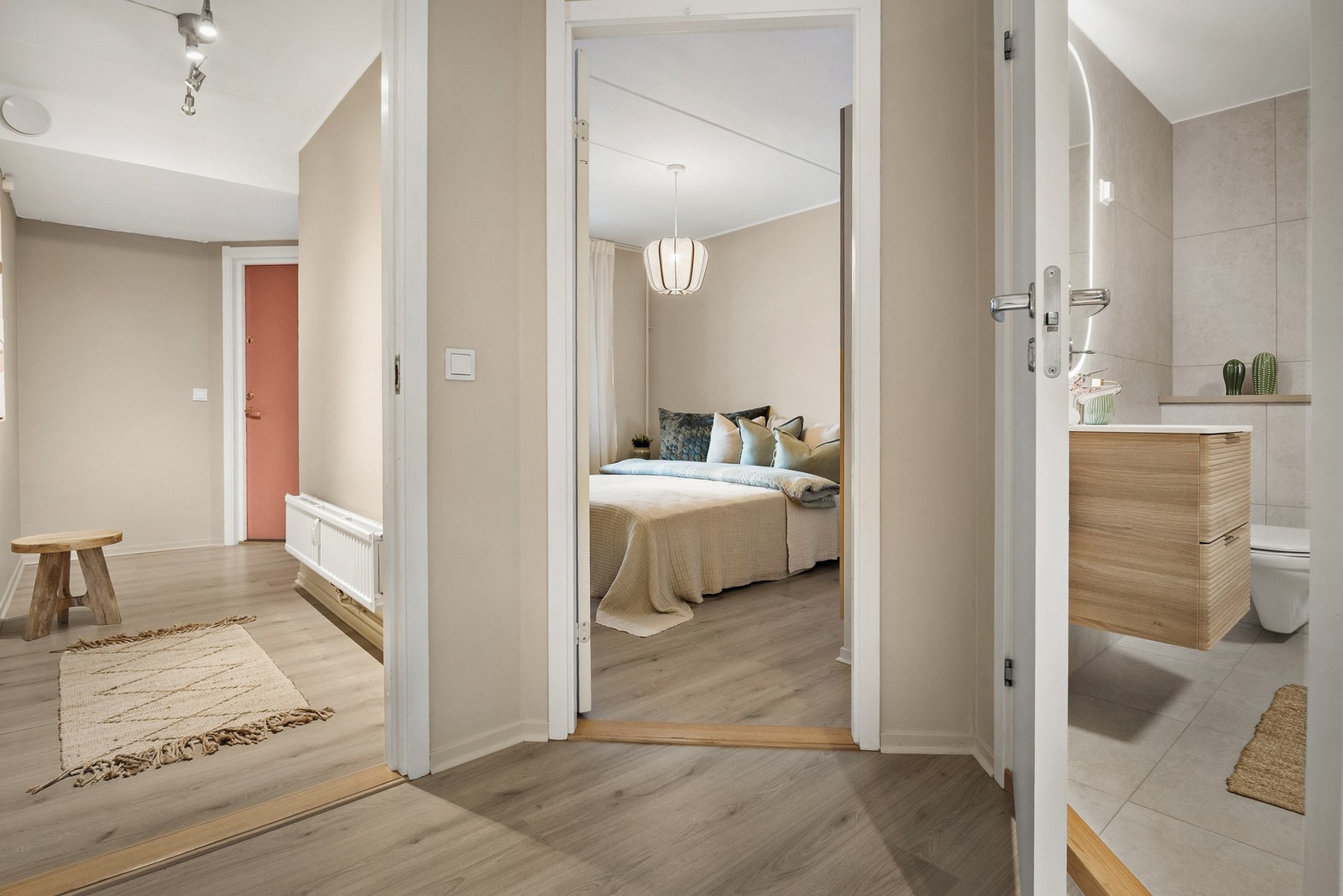 Mellomgang - Adkomst til bad, soverom og entré. Galleribilde