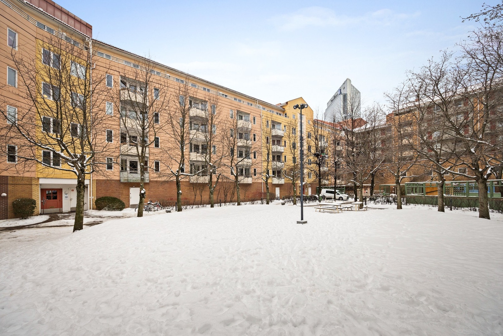 Fine, parkmessige fellesarealer. Sameiet har også felles takterrasse for beboerne. Galleribilde