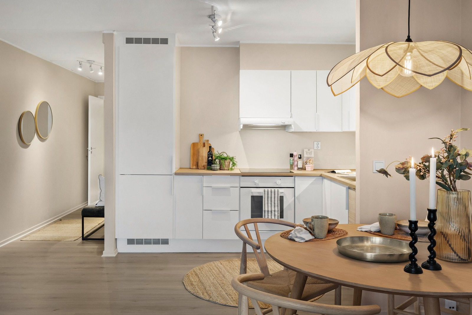 Oppvaskmaskin, kjøl/fryseskap og vaskemaskin er nyinnkjøpt og med garanti. Galleribilde