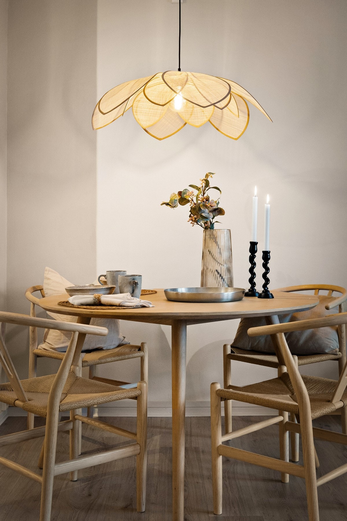 God plass til spisestue mellom stue og kjøkken - inviter venner og familie til hyggelig lag. Galleribilde