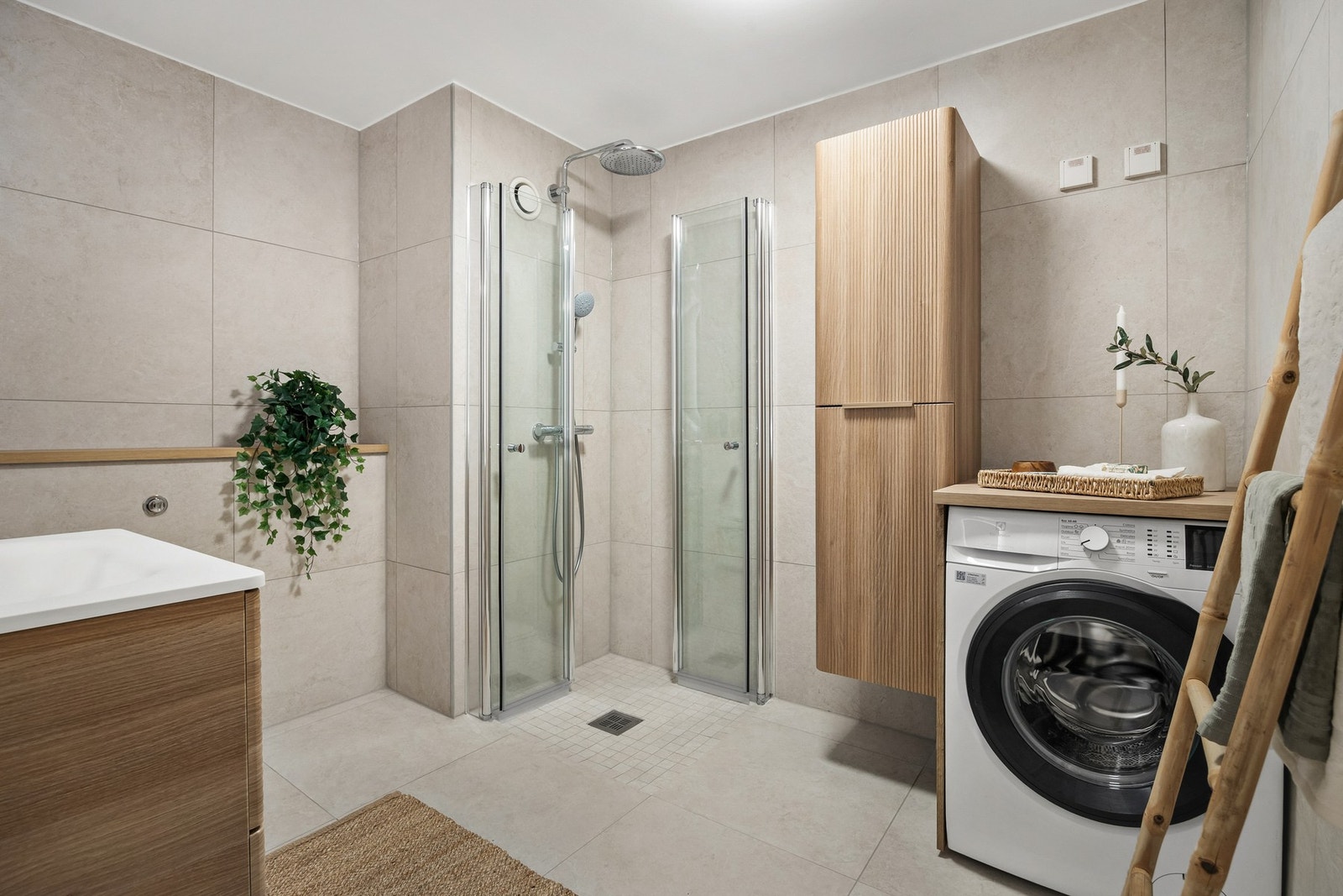 Det er vannbåren gulvvarme på bad. Opplegg for vaskemaskin. Vaskemaskinen følger handelen. Galleribilde