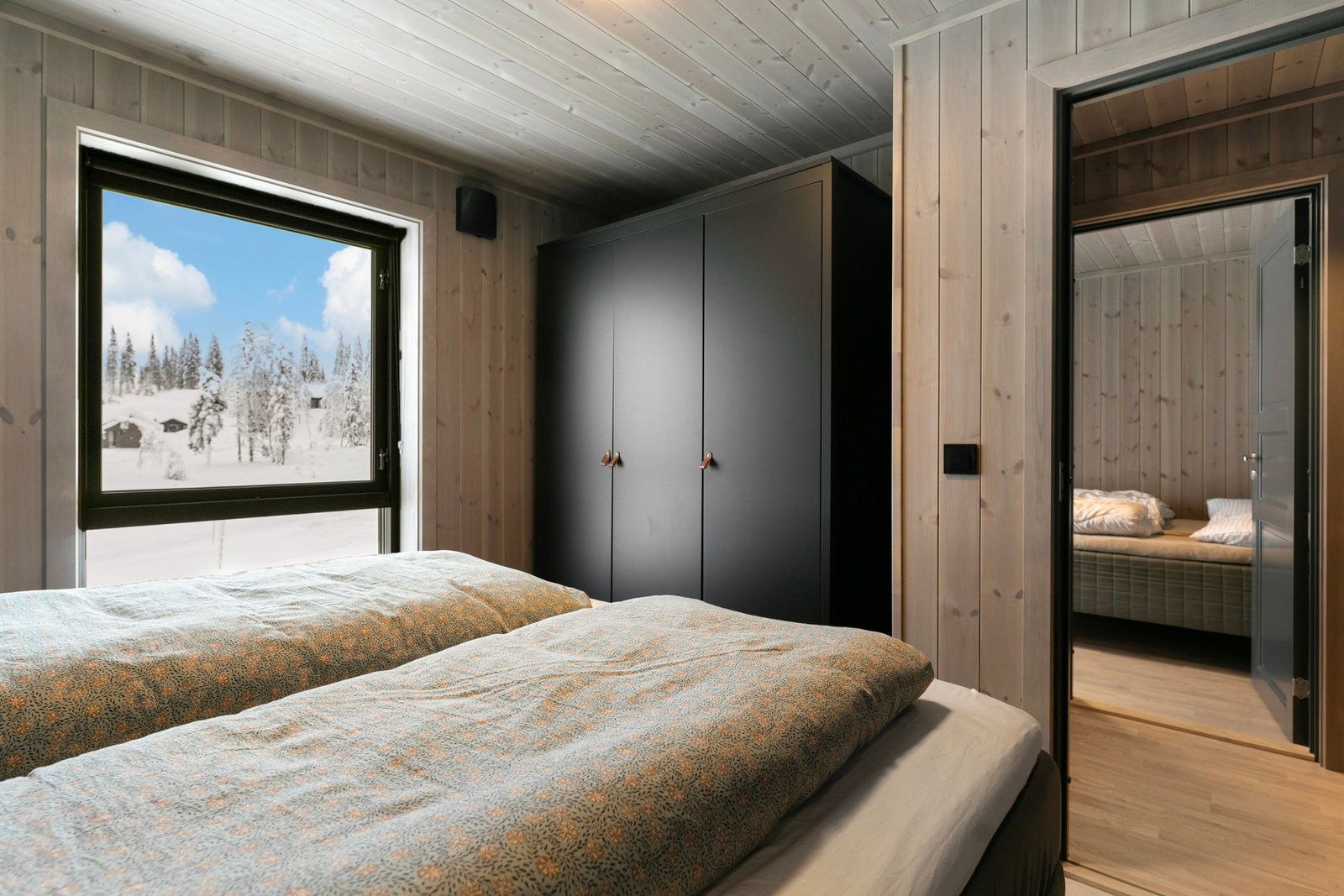 Garderobeskap medfølger. Galleribilde