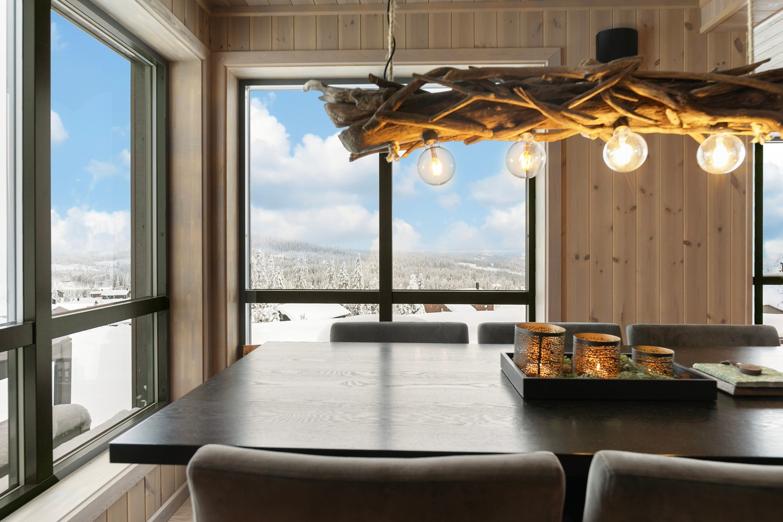 Gode vindusflater i flere himmelretninger slipper inn rikelig med lys. Galleribilde