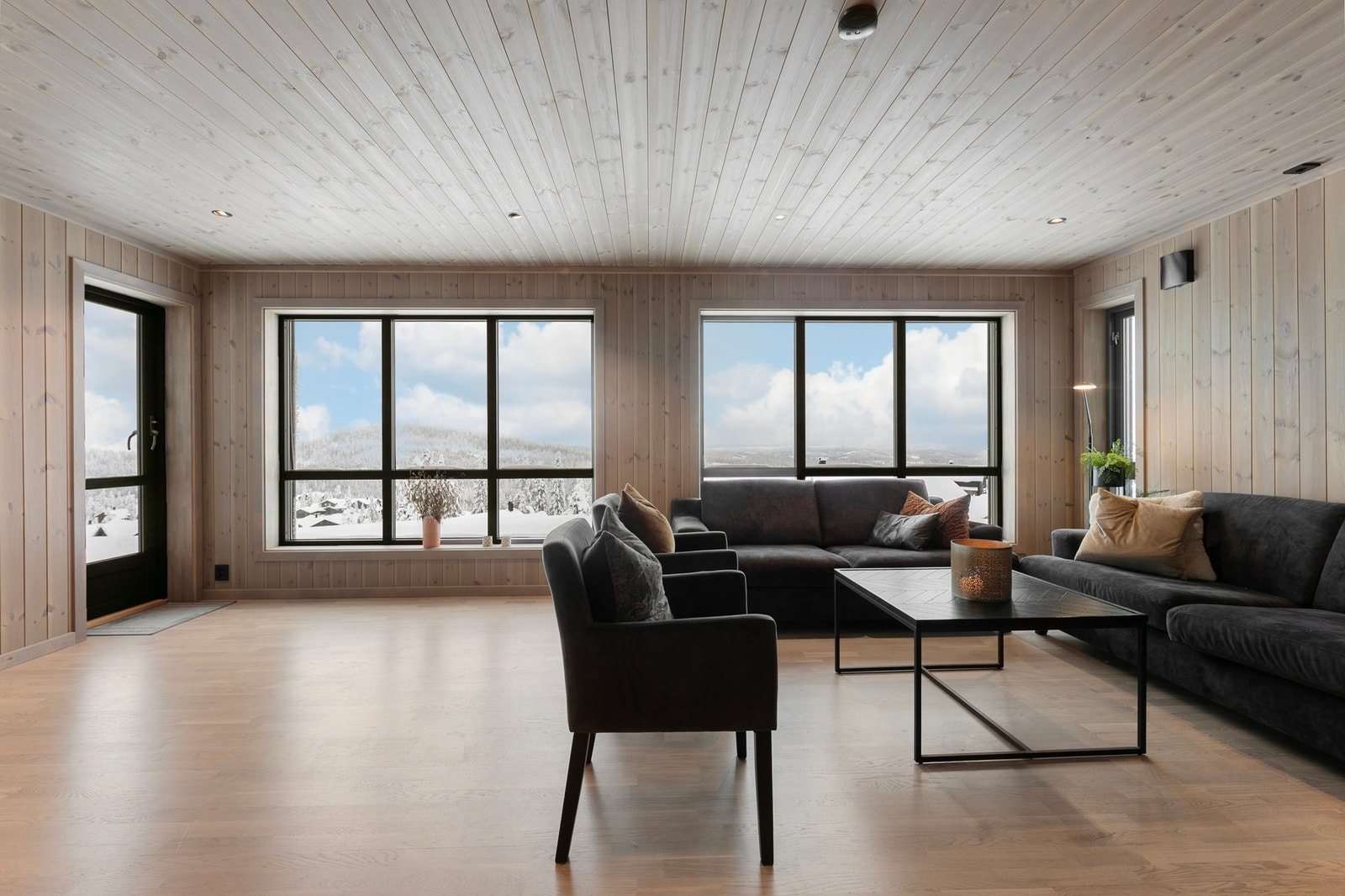 Stuen har god plass til sofaløsning og tilhørende møblement. Galleribilde