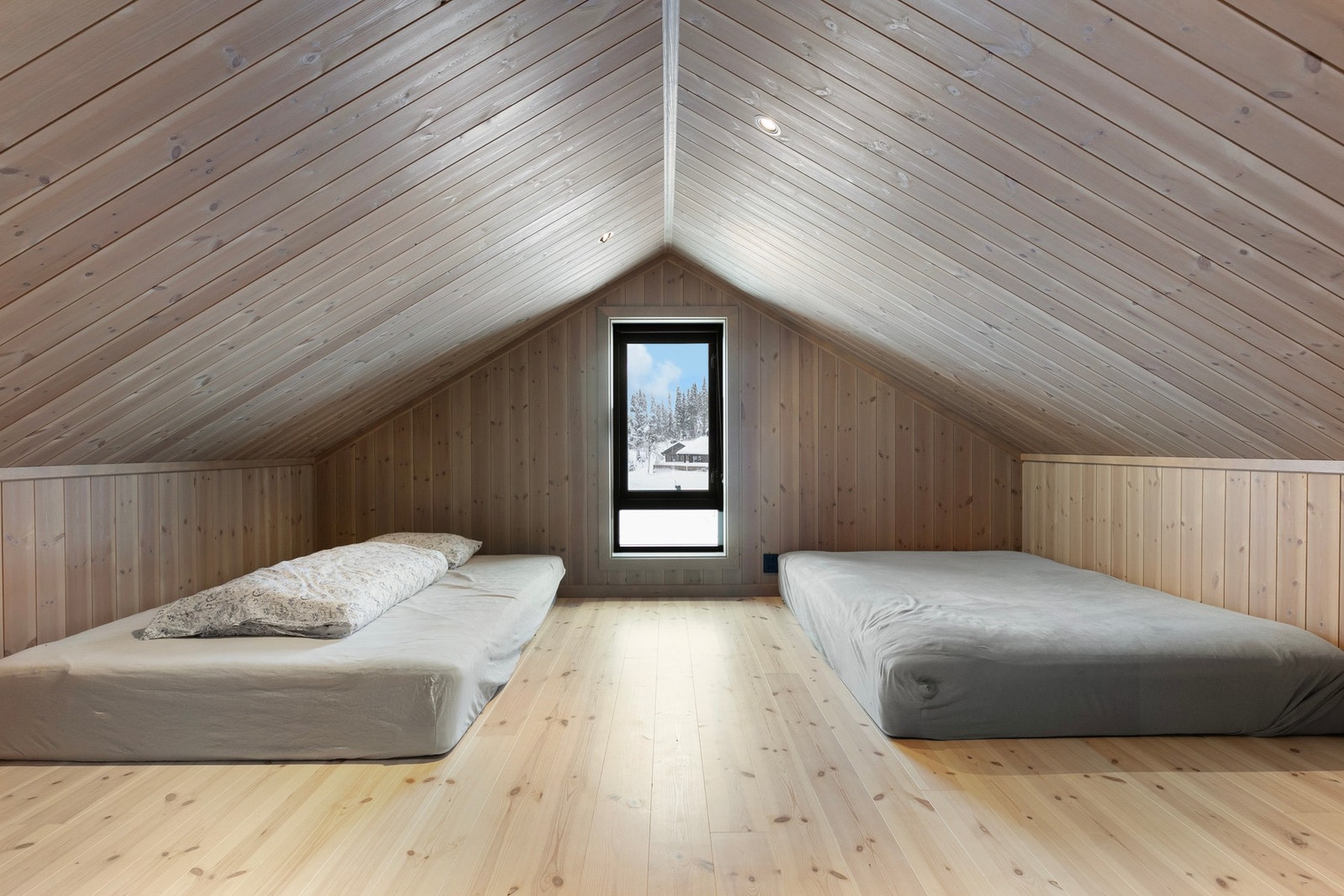 Loftsetasjen er innredet med to soverom, men arealene har for lav takhøyde til å kunne godkjennes som oppholdsrom/varig opphold. Galleribilde