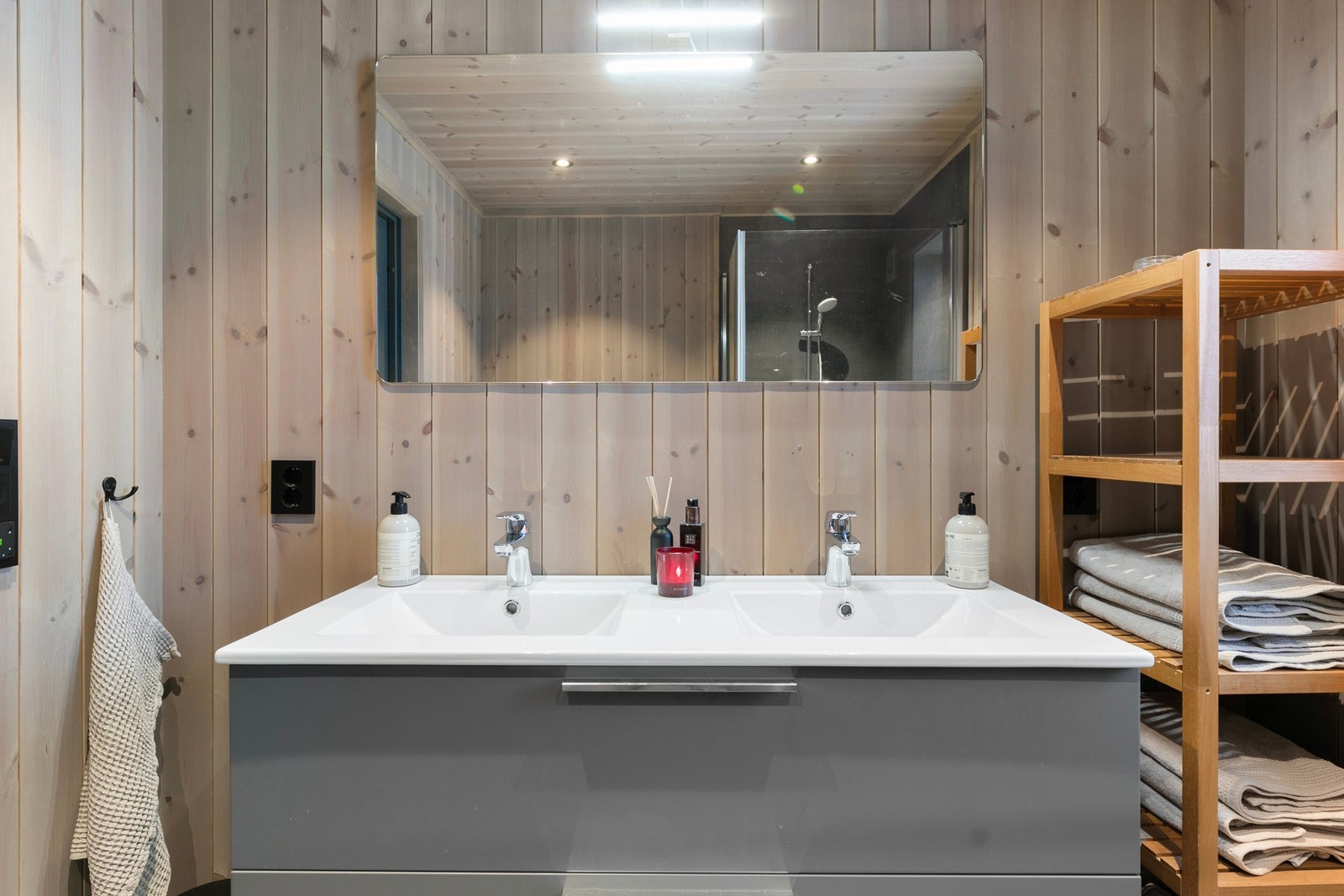 Baderomsinnredning bestående av vegghengt servantinnredning med 2 nedfelte servanter og speil med lys. Galleribilde