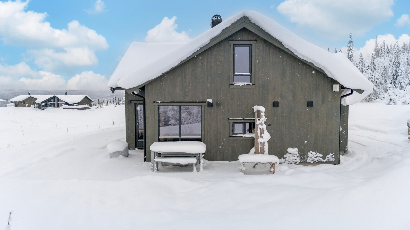Terrassedøren fører enkelt ut til en solrik uteplass hvor man kan sitte i naturskjønne omgivelser å nyte late dager og sene kvelder. Galleribilde