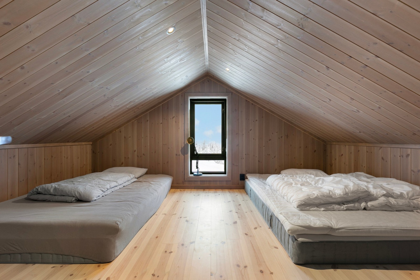 Loftsetasjen er innredet med to soverom, men arealene har for lav takhøyde til å kunne godkjennes som oppholdsrom/varig opphold. Galleribilde