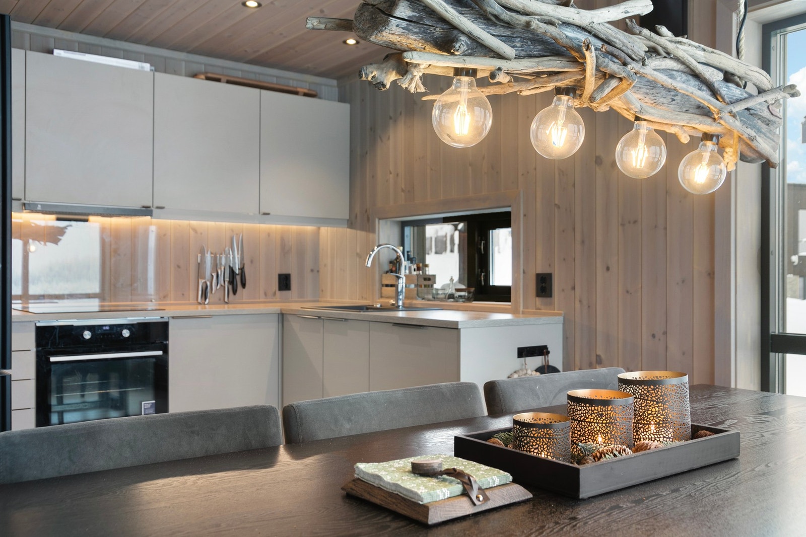 Stilrent kjøkken i åpen løsning mot stuen Galleribilde