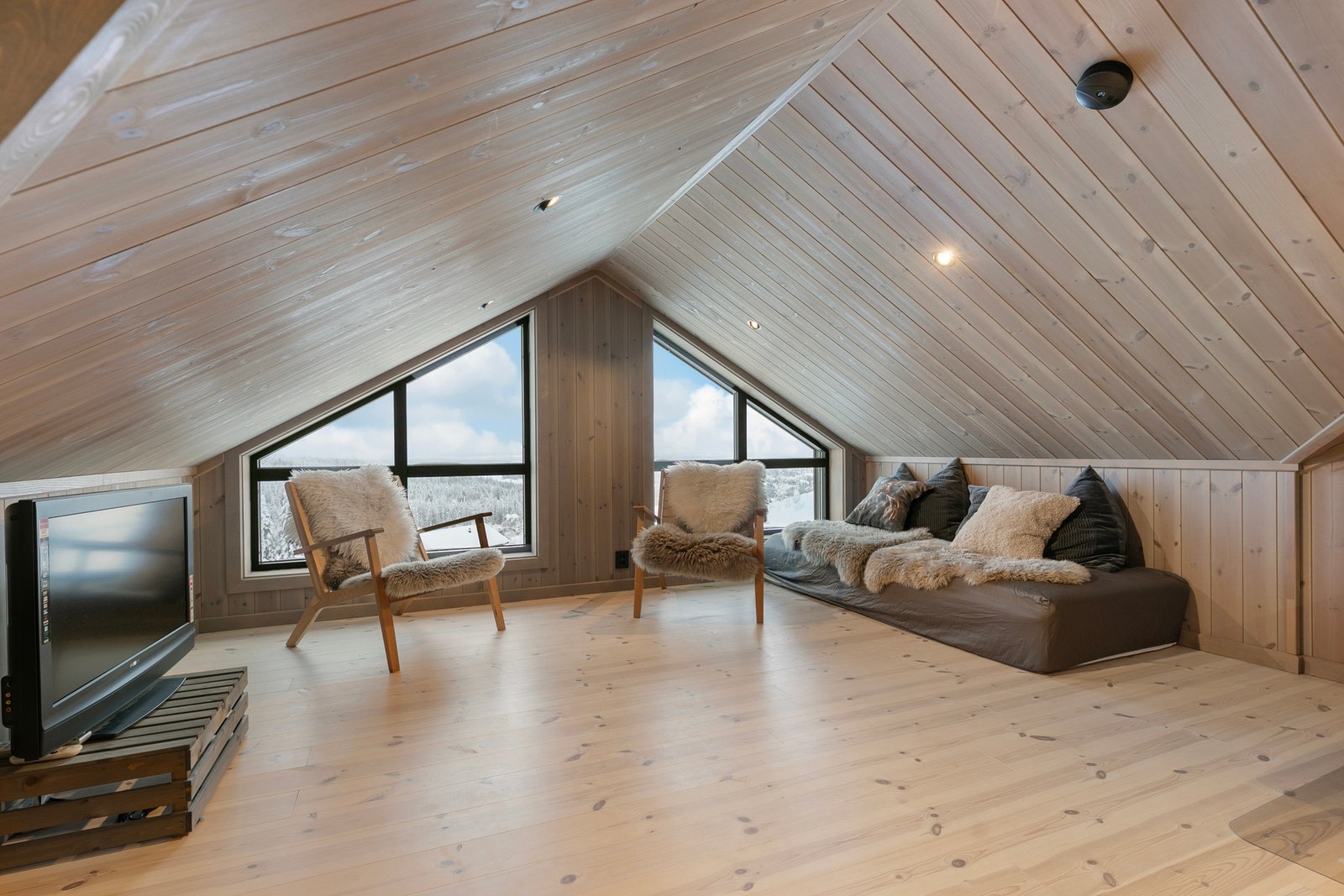 Loftsetasjen er innredet med loftstue, men arealene har for lav takhøyde til å kunne godkjennes som oppholdsrom/varig opphold. Galleribilde