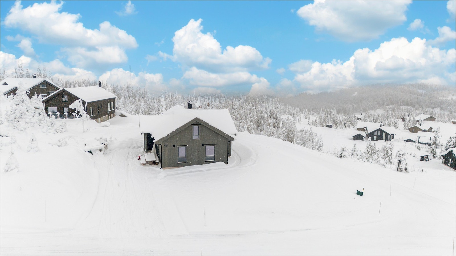 Utvendig har eiendommen en solrik naturtomt på 985 kvm Galleribilde