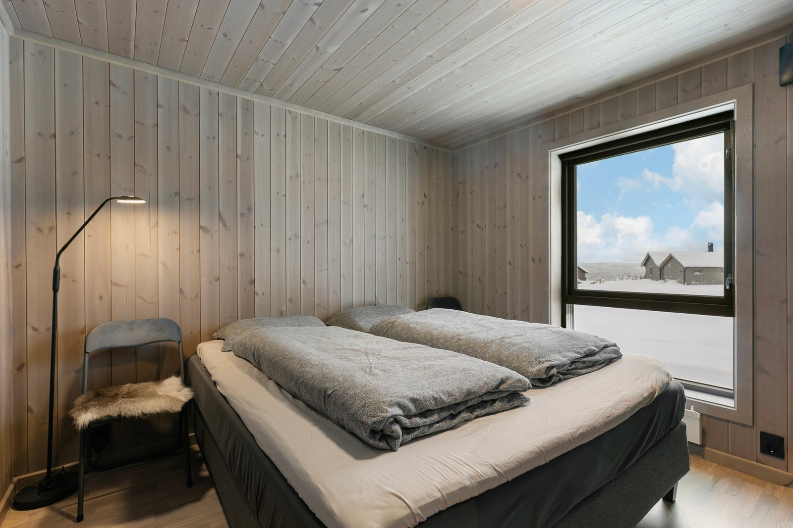 Fritidsboligen har 2 romslige soverom i 1. etg. Galleribilde