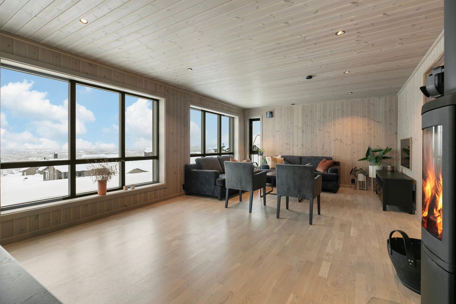 Åpen stue med gode vindusflater som gir en luftig romfølelse. Galleribilde