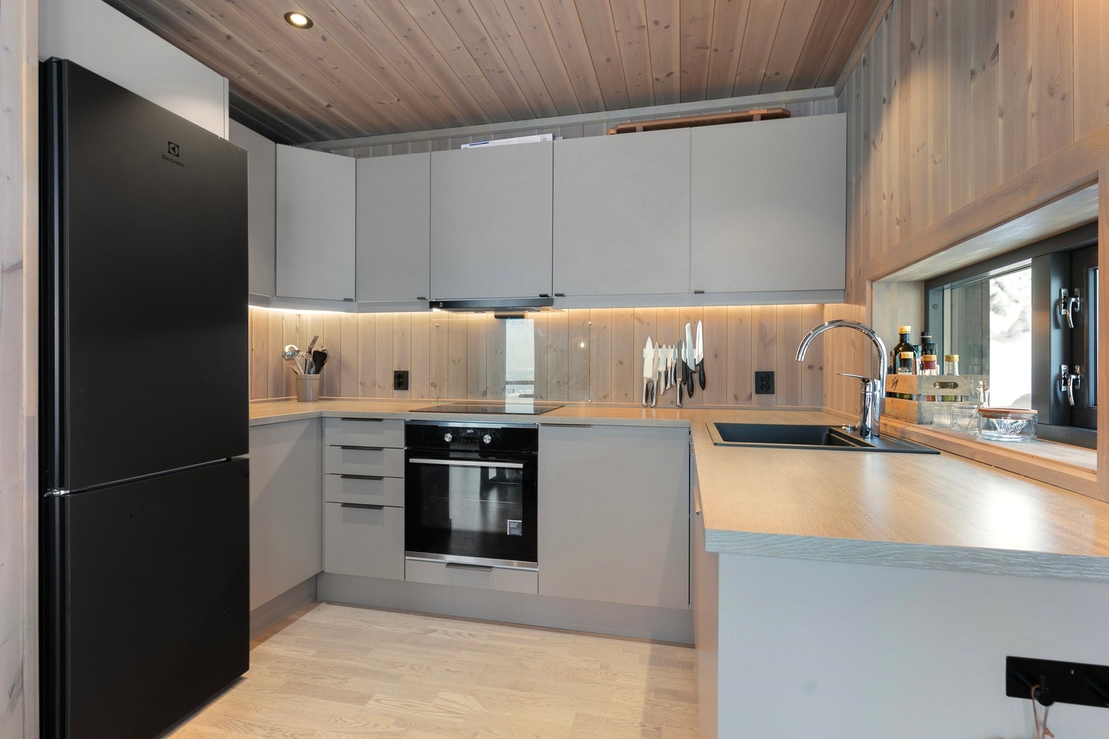 Det er kjøl/fryseskap, oppvaskmaskin, komfyr, platetopp, vannstoppsystem og komfyrvakt. Galleribilde