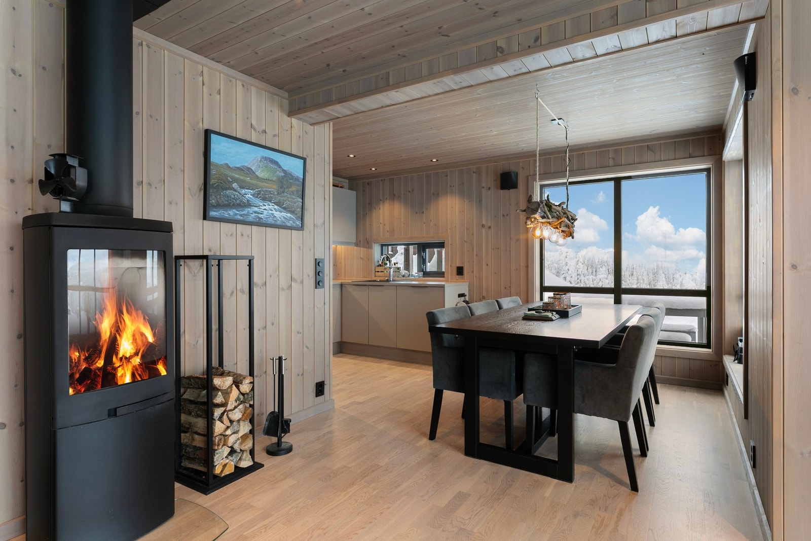 Spisestue i tilknytning til kjøkken. Galleribilde