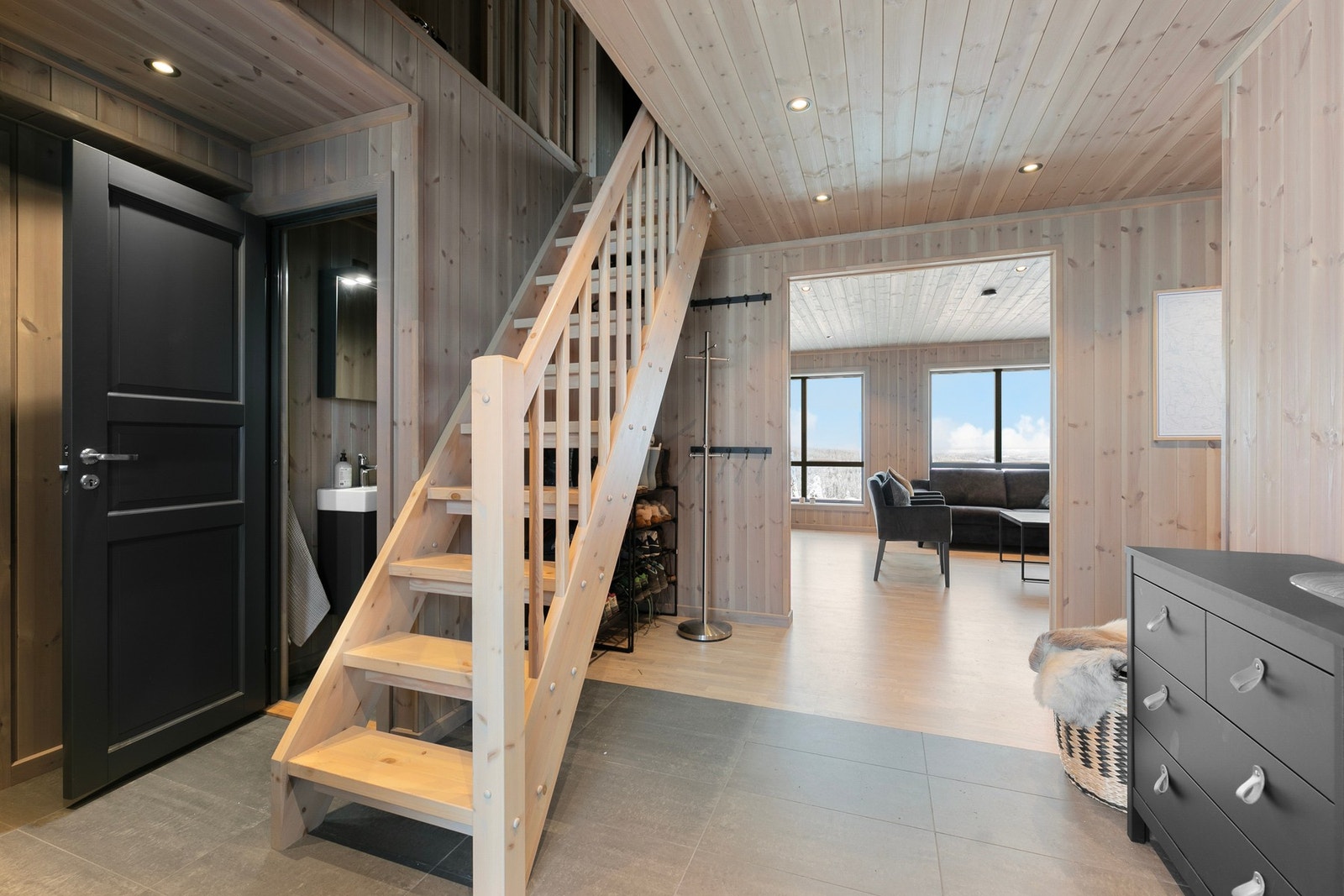Trapp til loftsetasjen og plass til garderobeløsning etter eget ønske. Galleribilde