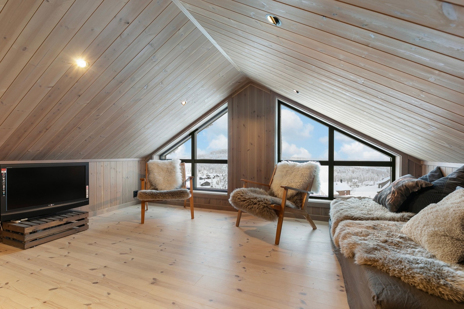 Loftsetasjen er innredet med loftstue, men arealene har for lav takhøyde til å kunne godkjennes som oppholdsrom/varig opphold. Galleribilde