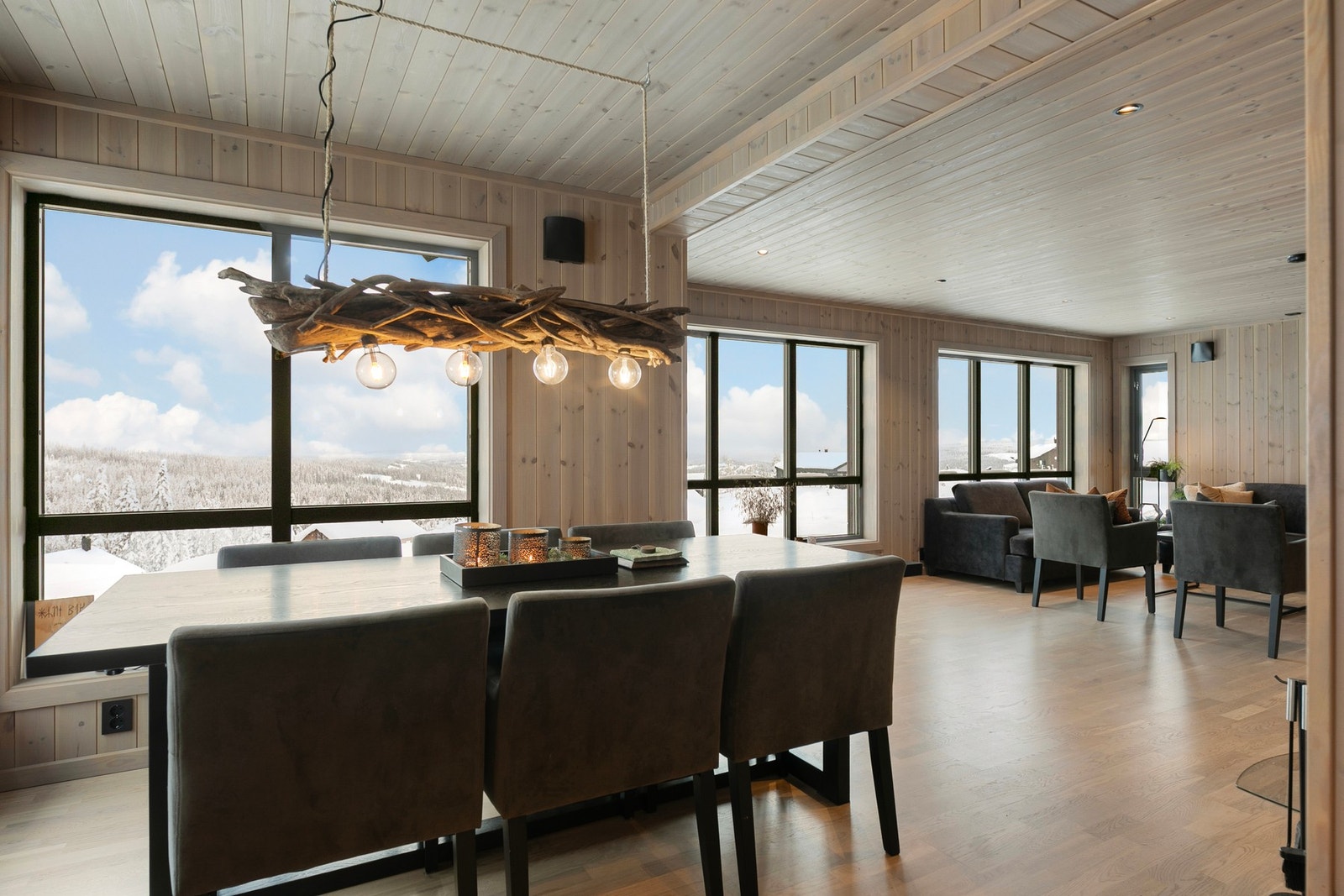 God plass til spisestue. Galleribilde