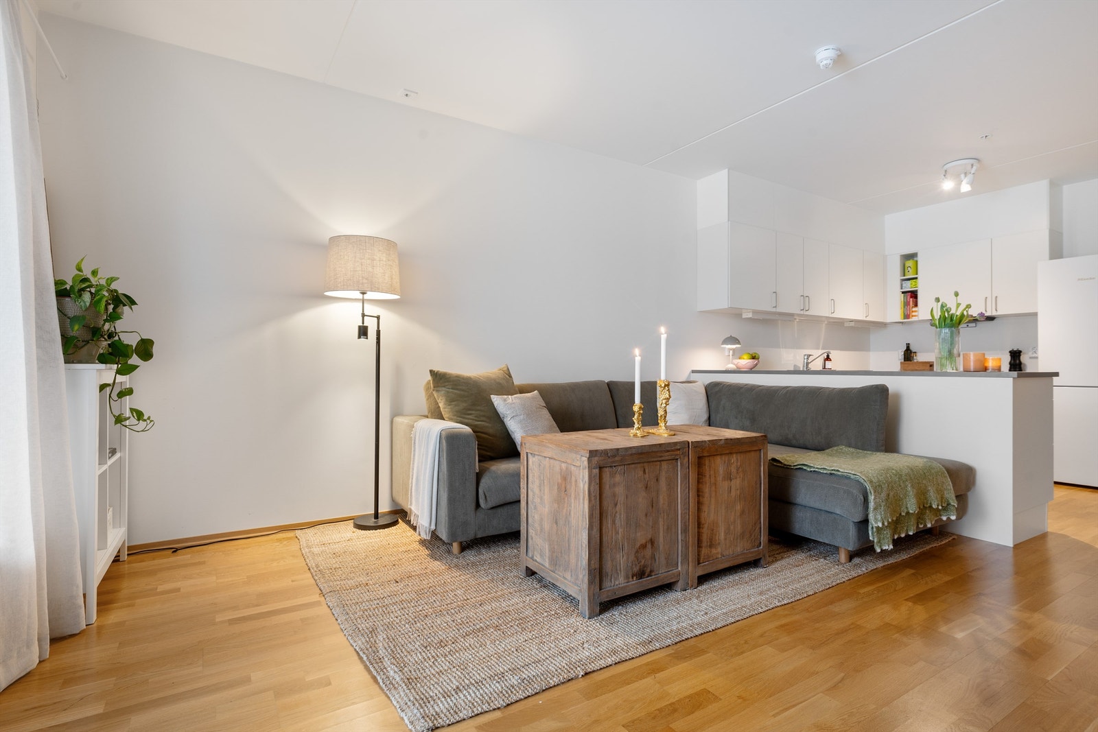 Stuen har god plass til sittegruppe og tv-krok Galleribilde