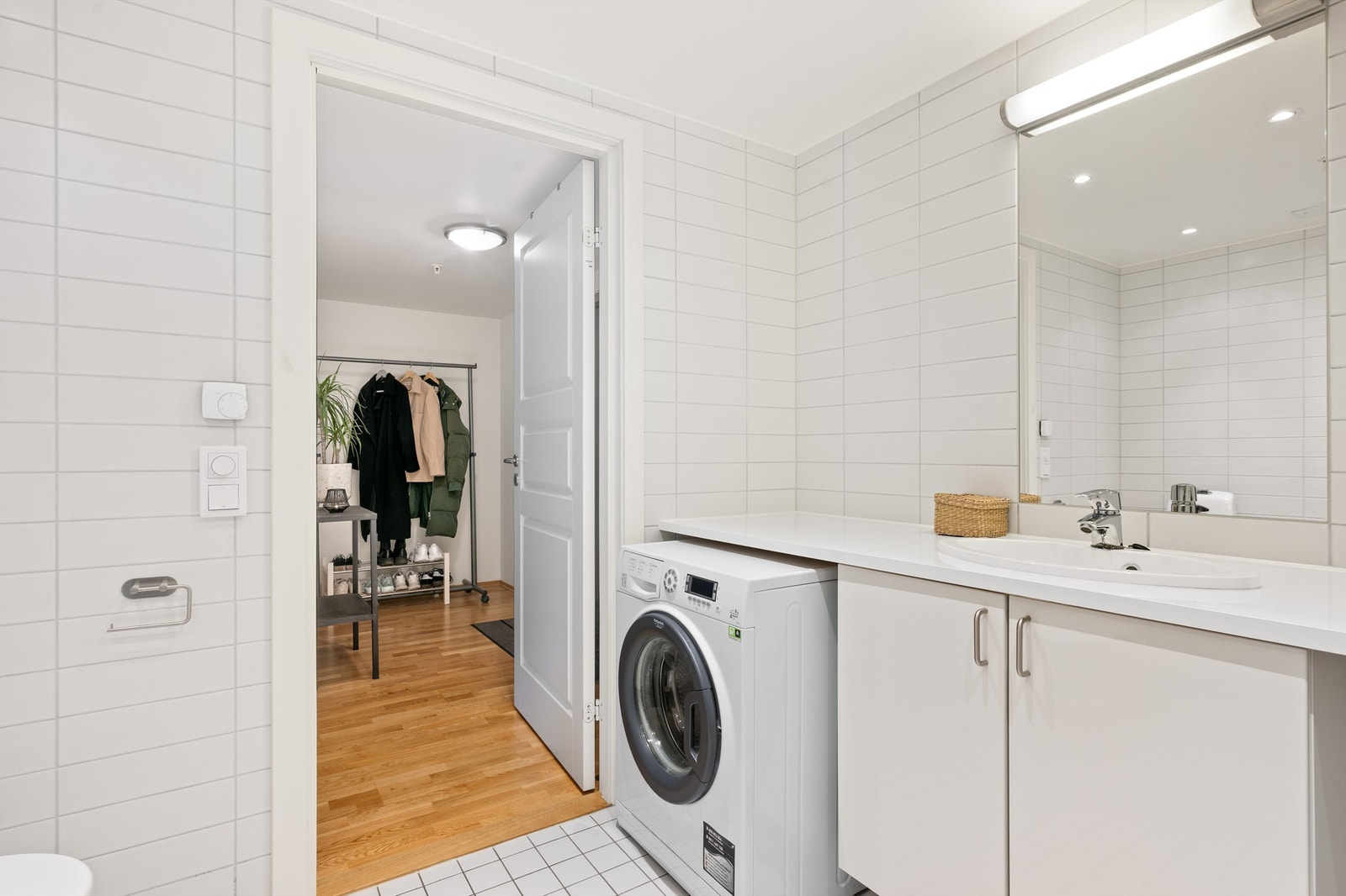 Veggmontert innredning med nedfelt servant og ett-greps armatur. Speil over servant, belysning og stikkontakt. Galleribilde