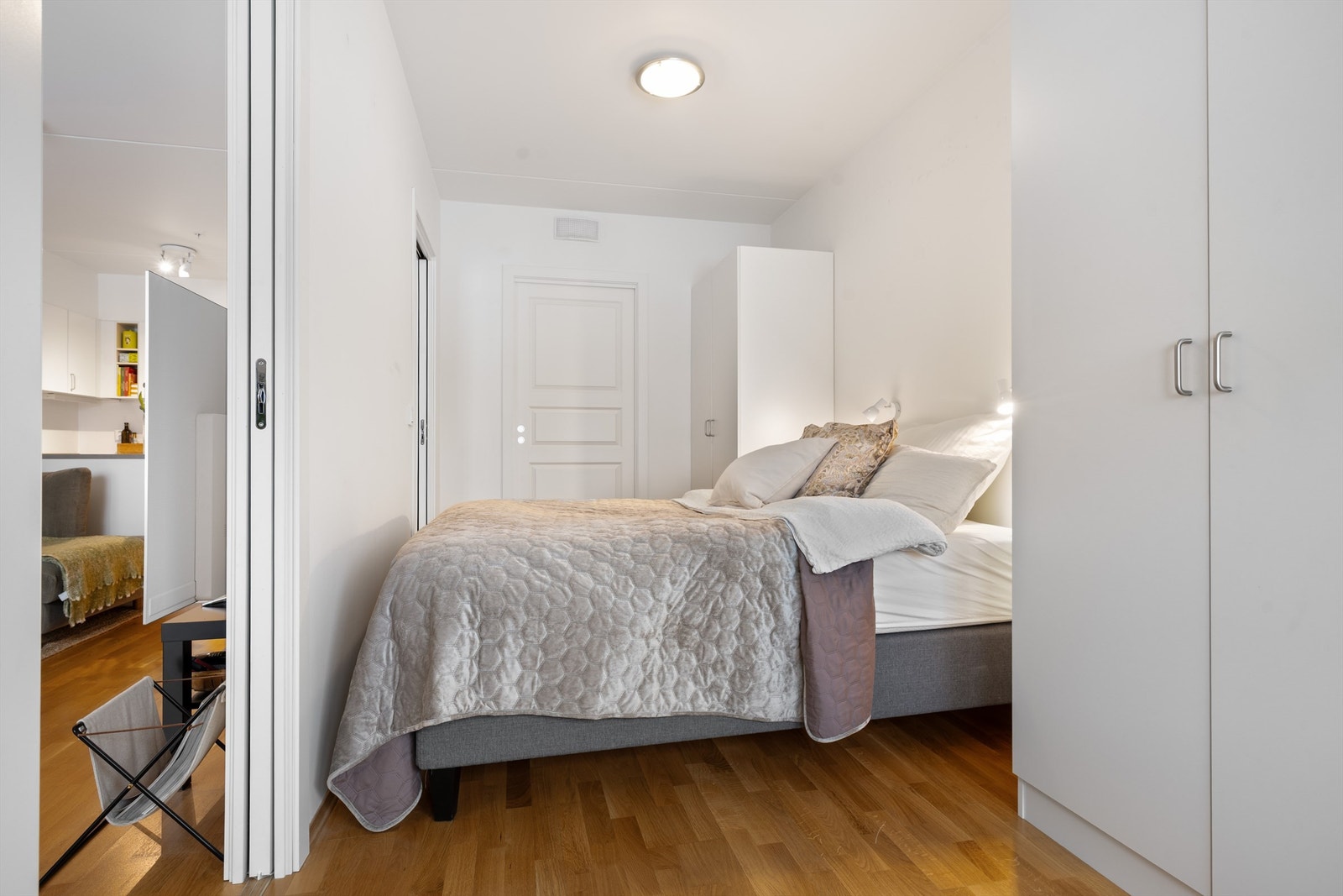 Innvendig bod fra soverommet som man kan bruke til lagring eller eventuell garderobe Galleribilde