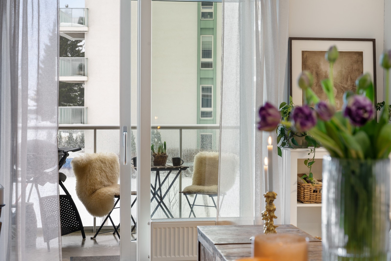 Fra stuen har man adkomst til leilighetens balkong Galleribilde