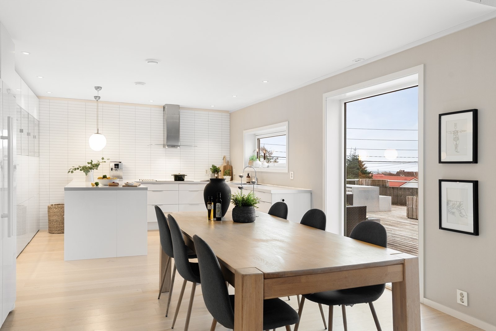 Gjennomtenkt løsning som gir rikelig med oppbevaring og arbeidsflater. Galleribilde