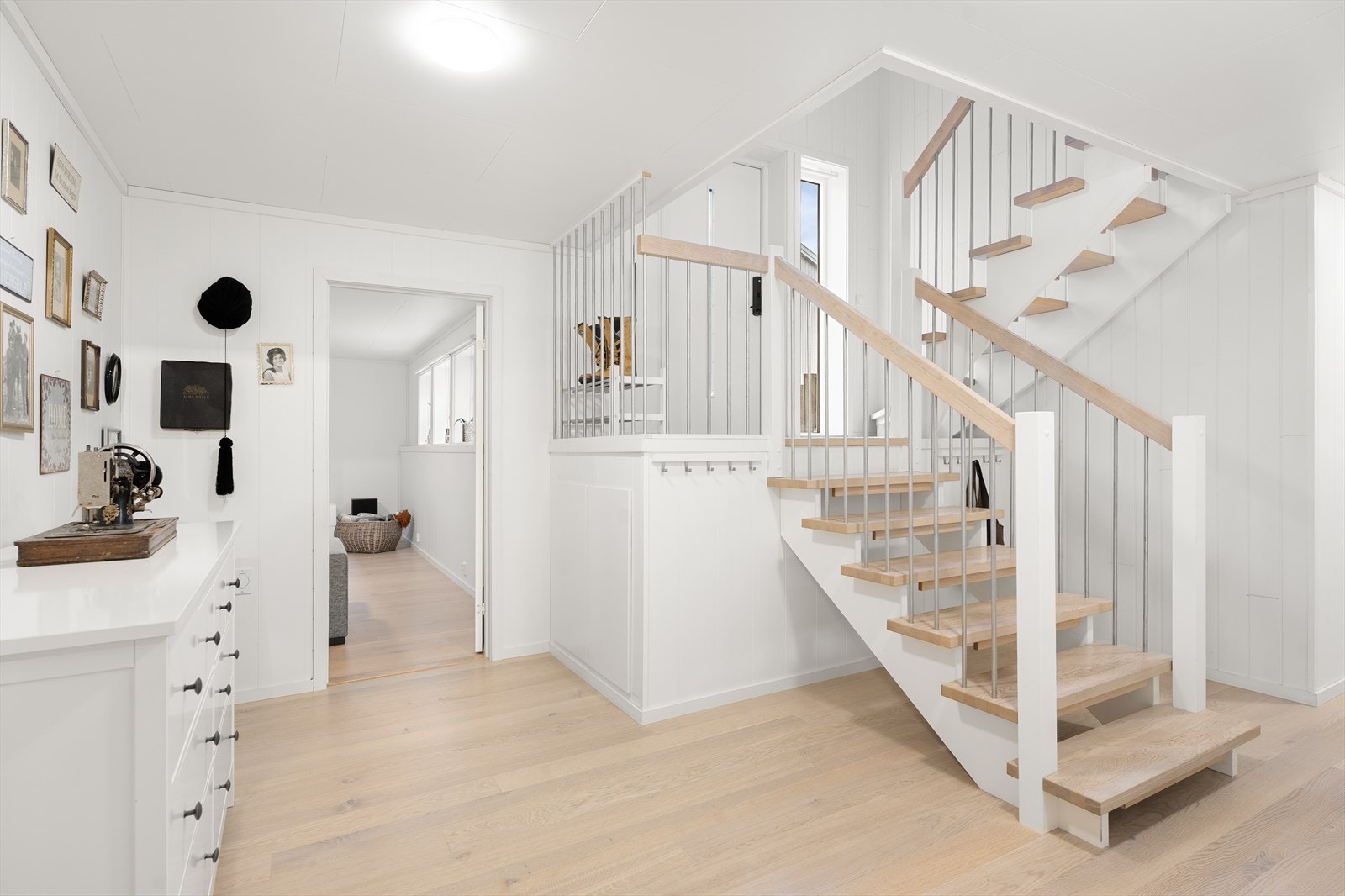 Lys og innbydende entré med trapp som binder etasjene naturlig sammen. Galleribilde