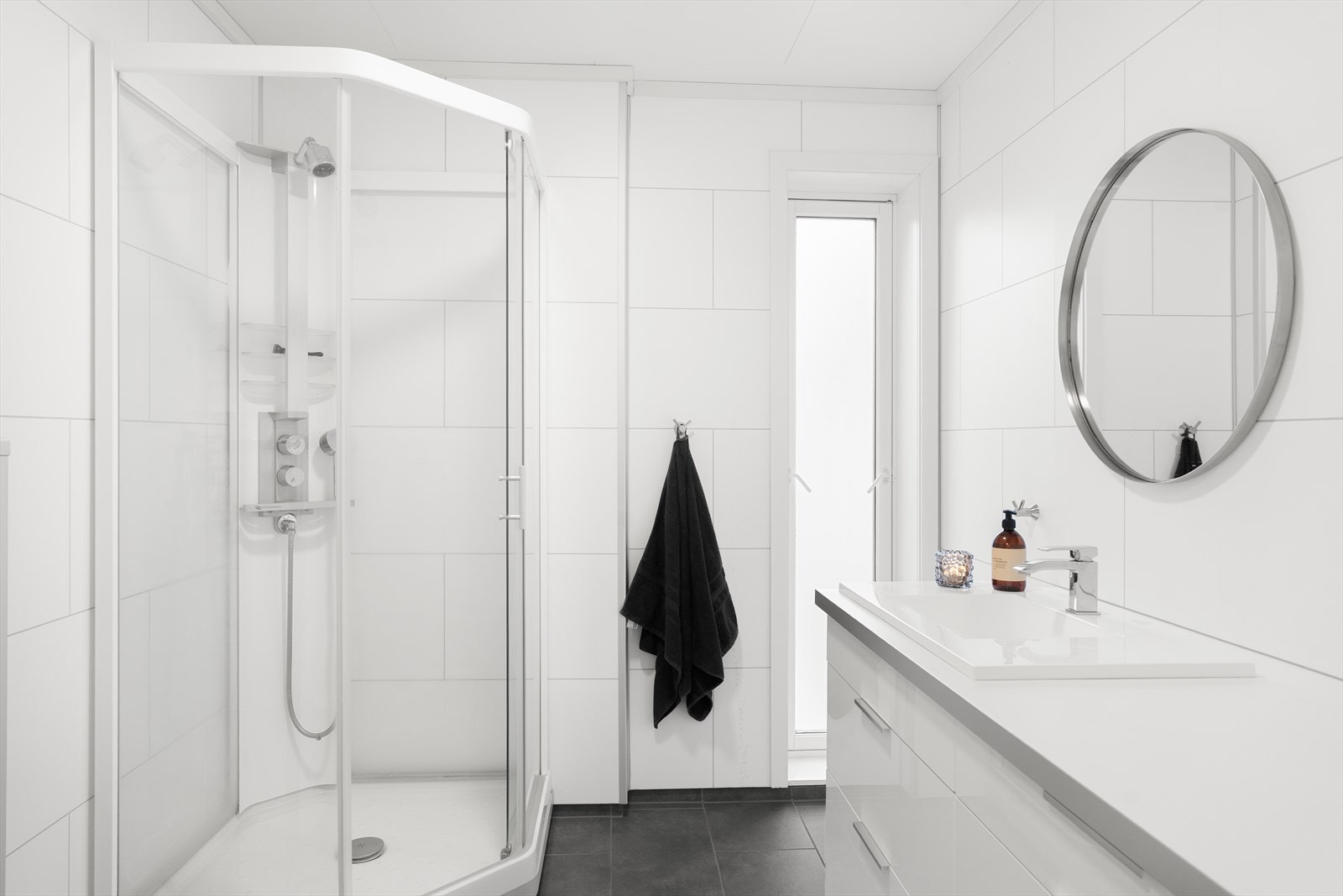 Praktisk bad i underetasjen med seksjonert innredning og dusj. Galleribilde