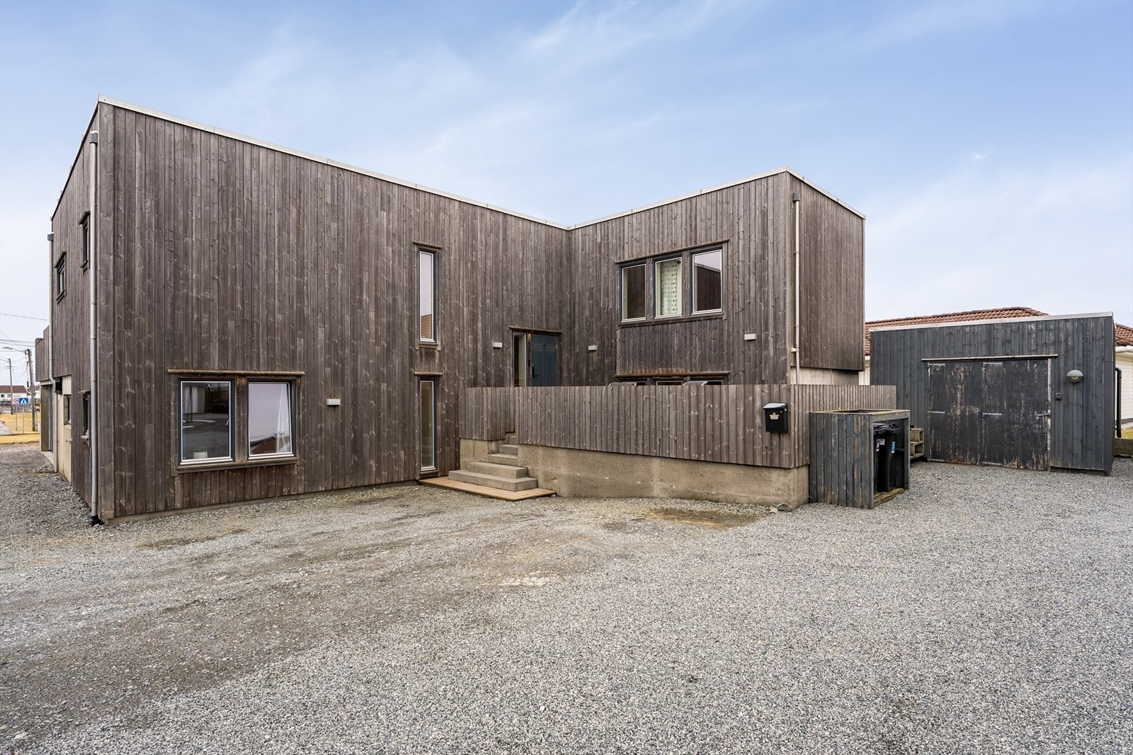 Tomten er opparbeidet med plen og singlet gårdstun. Galleribilde