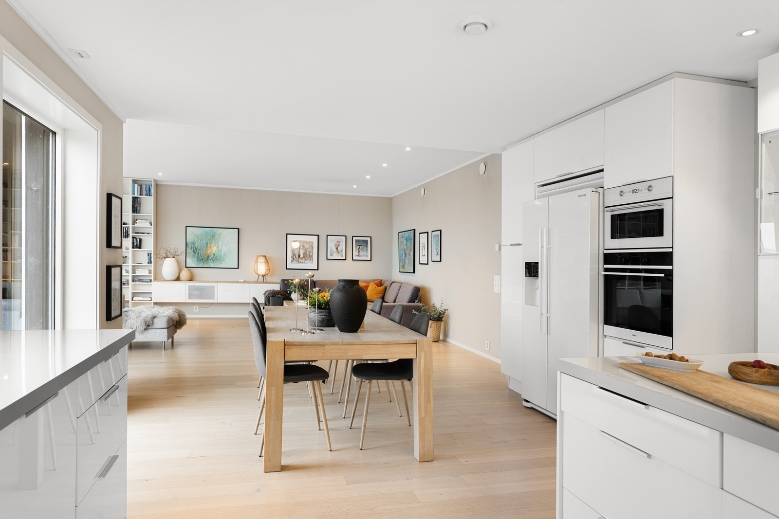 Kjøkkenet har Integrerte hvitevarer (platetopp, stekeovn, mikrobølgeovn og oppvaskmaskin) Galleribilde