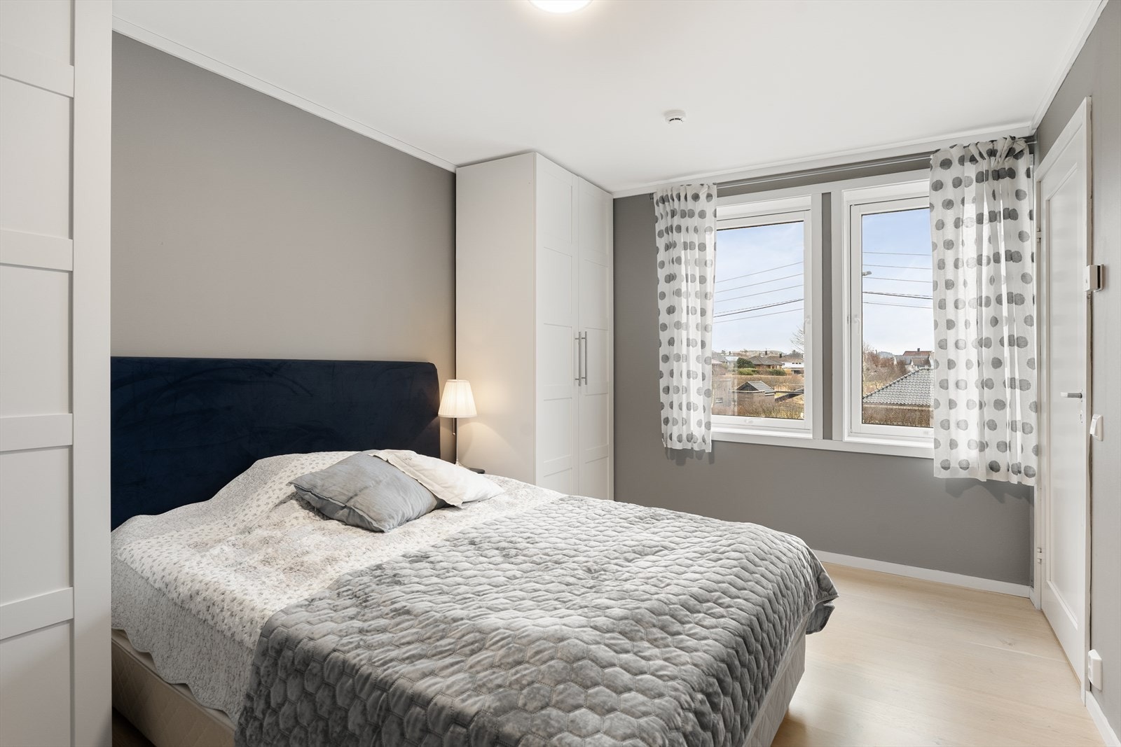 Koselig og funksjonelt soverom med gode lysforhold. Galleribilde