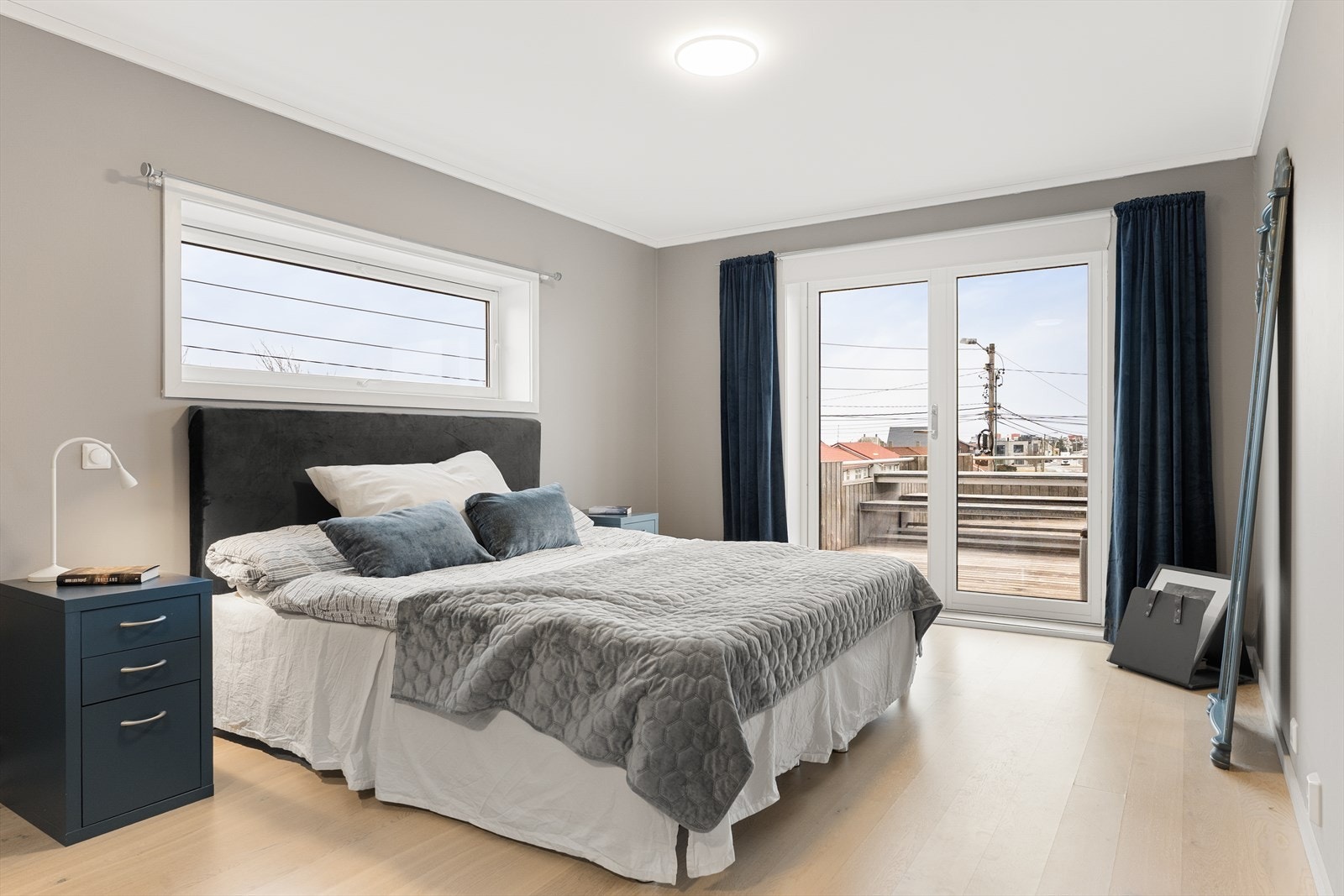 Det romslige hovedsoverommet fremstår som en privat og komfortabel sone i boligen. Her er det god plass til dobbeltseng og tilhørende møblement. Galleribilde