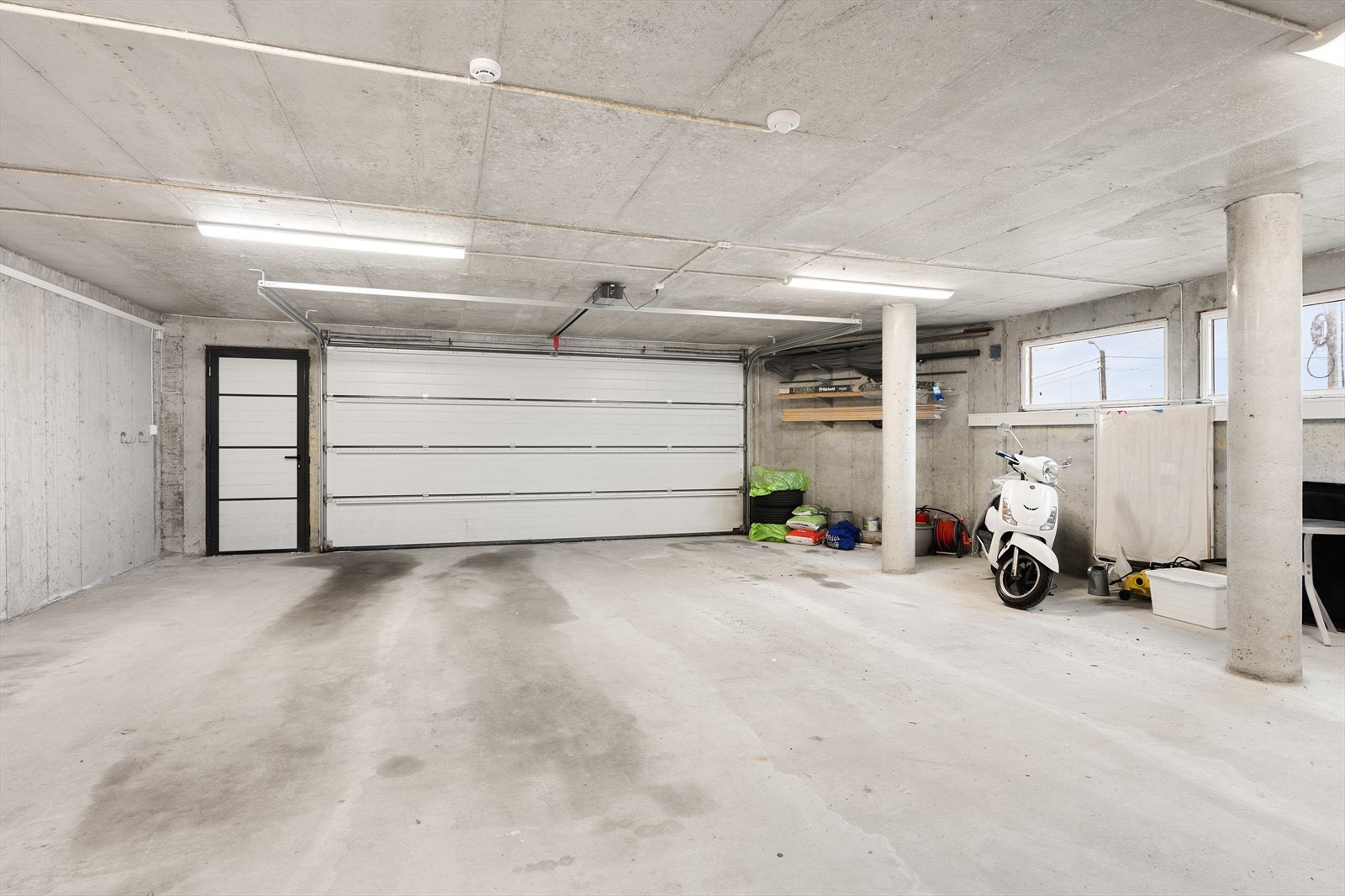 Stor garasje i flukt med boligen og direkte adkomst til underetasjen. Galleribilde