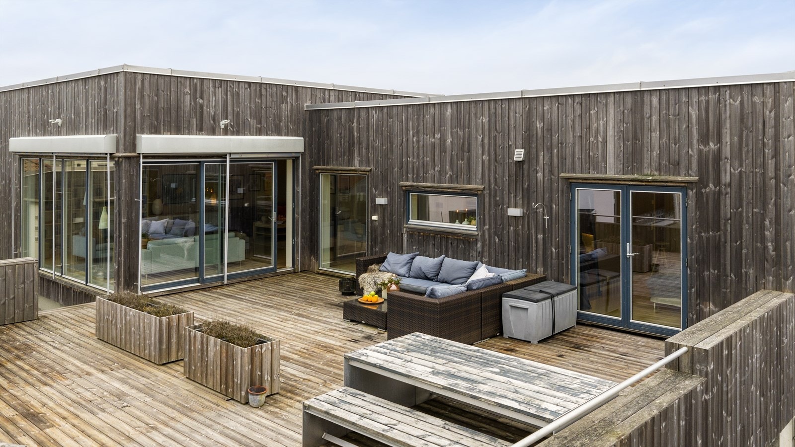 Boligen byr på en praktisk planløsning, rikelig med oppbevaringsplass og store, lyse oppholdsrom. Galleribilde