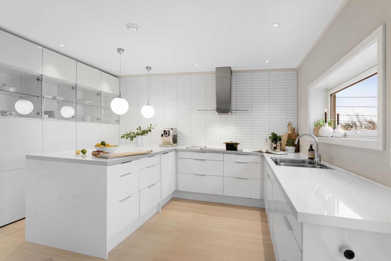 Kjøkkenet er et romslig og funksjonelt kvalitetskjøkken fra IKEA i malt, glatt utførelse. Her er det virkelig lagt til rette for både matglede og effektiv hverdag. Galleribilde