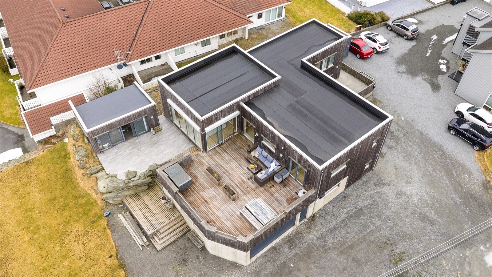 Moderne og gjennomført funkisbolig over to etasjer - en romslig og familievennlig bolig med gode kvaliteter, energieffektive løsninger og flotte uteområde Galleribilde